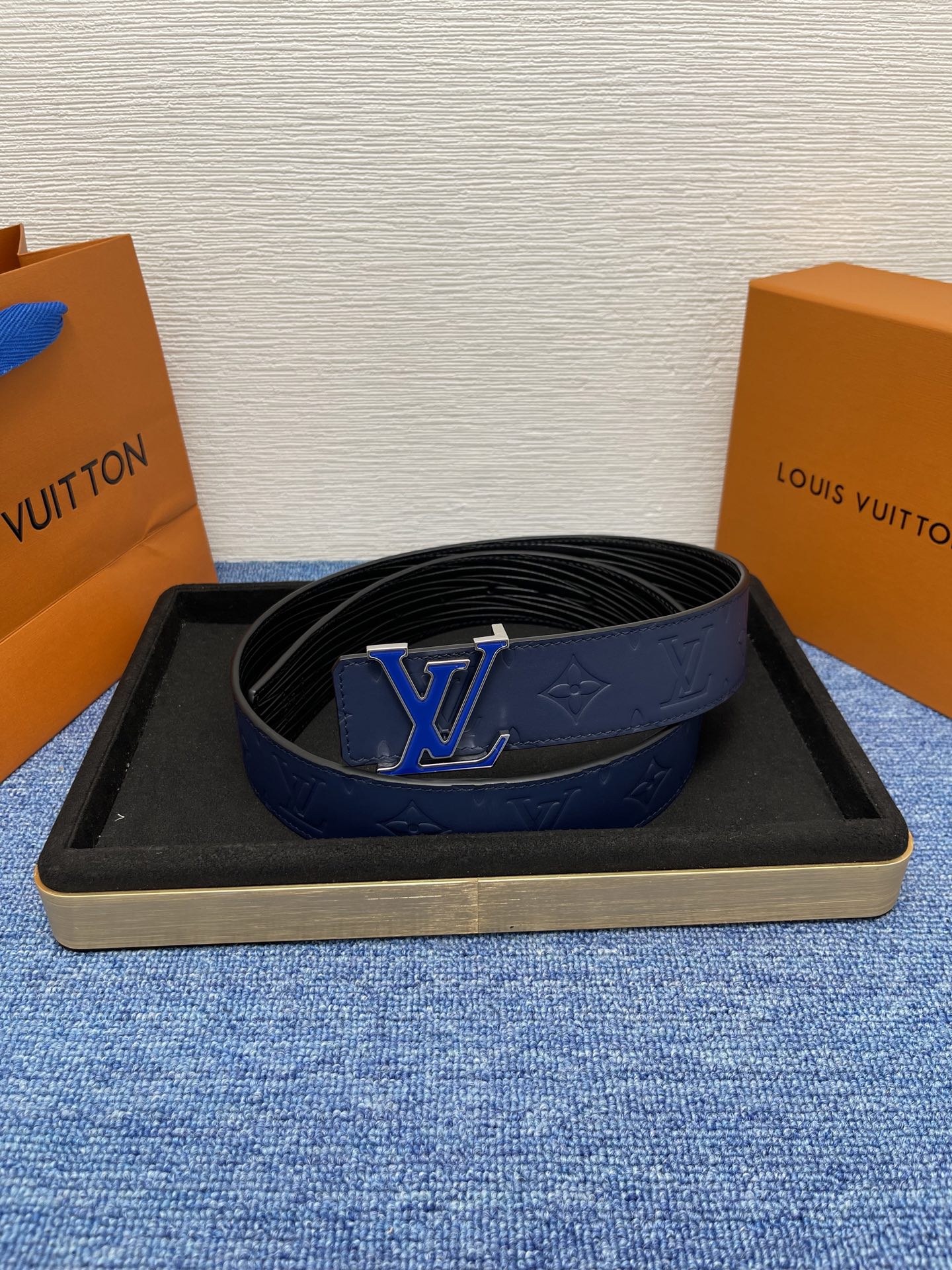 🔴 【品牌】LV  4．0cm 
🔴 【描述】这款饰有LV带扣的腰带配以水牛皮衬里，覆以Monogram