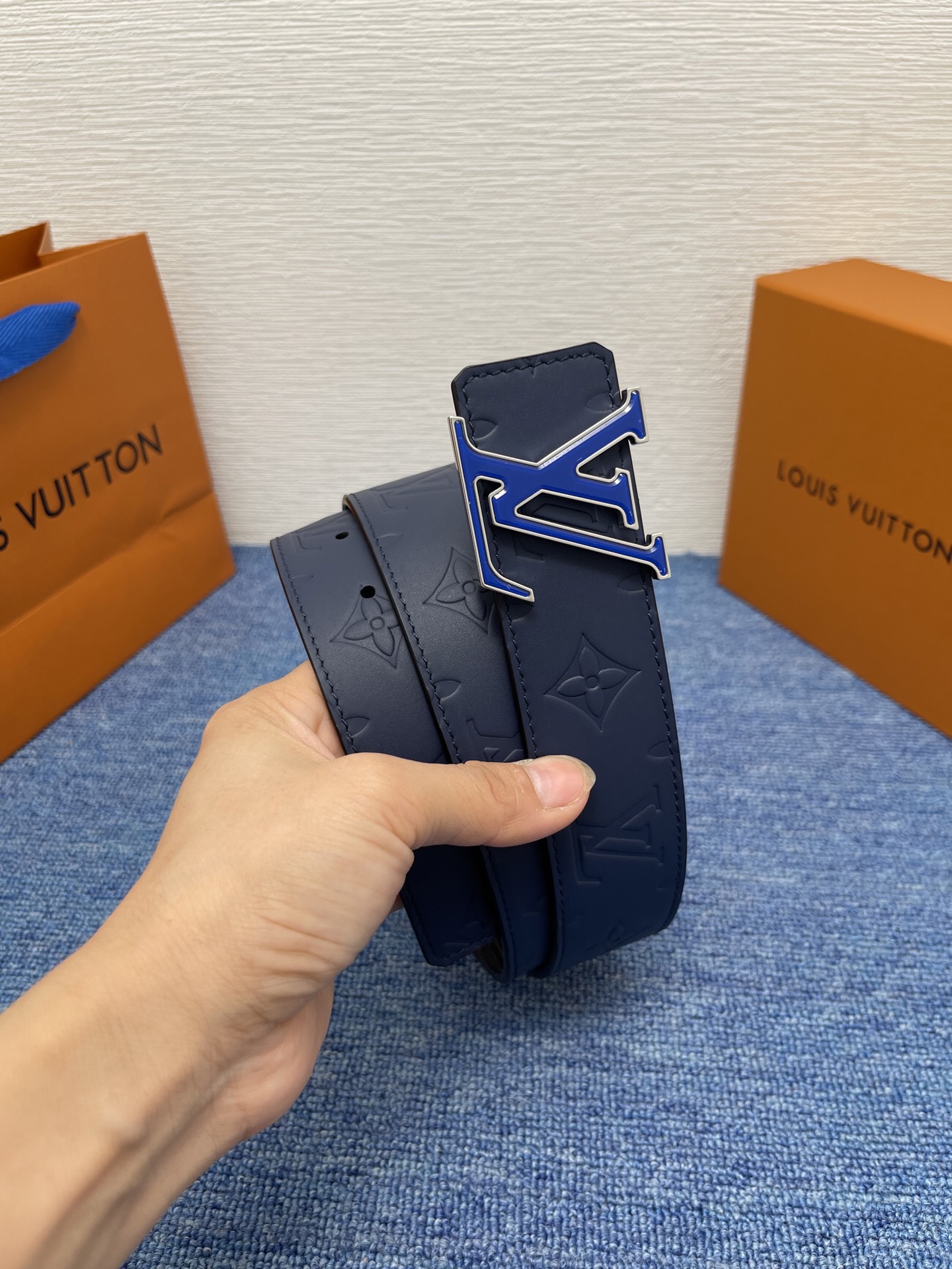 🔴 【品牌】LV  4．0cm 
🔴 【描述】这款饰有LV带扣的腰带配以水牛皮衬里，覆以Monogram