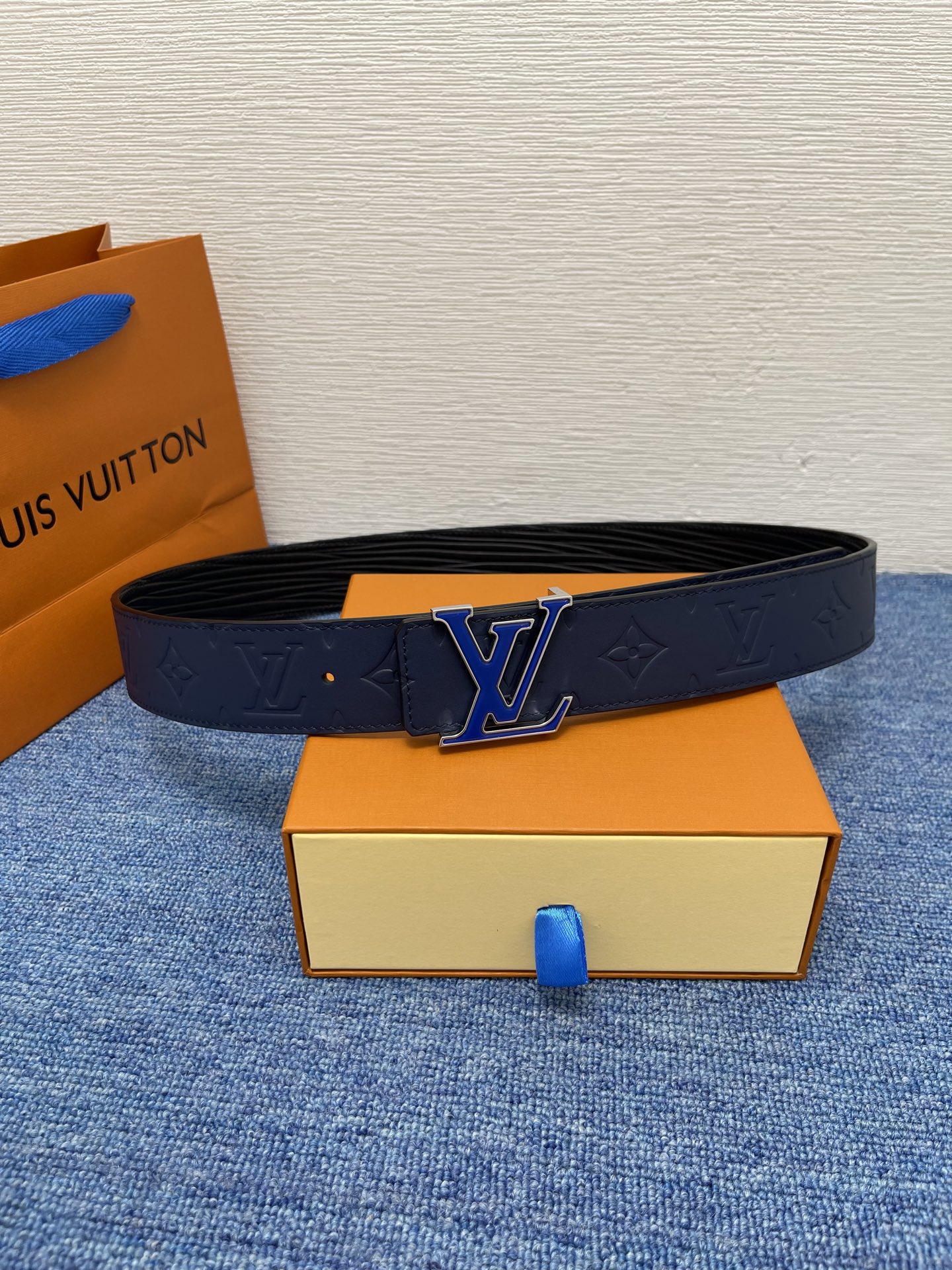 🔴 【品牌】LV  4．0cm 
🔴 【描述】这款饰有LV带扣的腰带配以水牛皮衬里，覆以Monogram