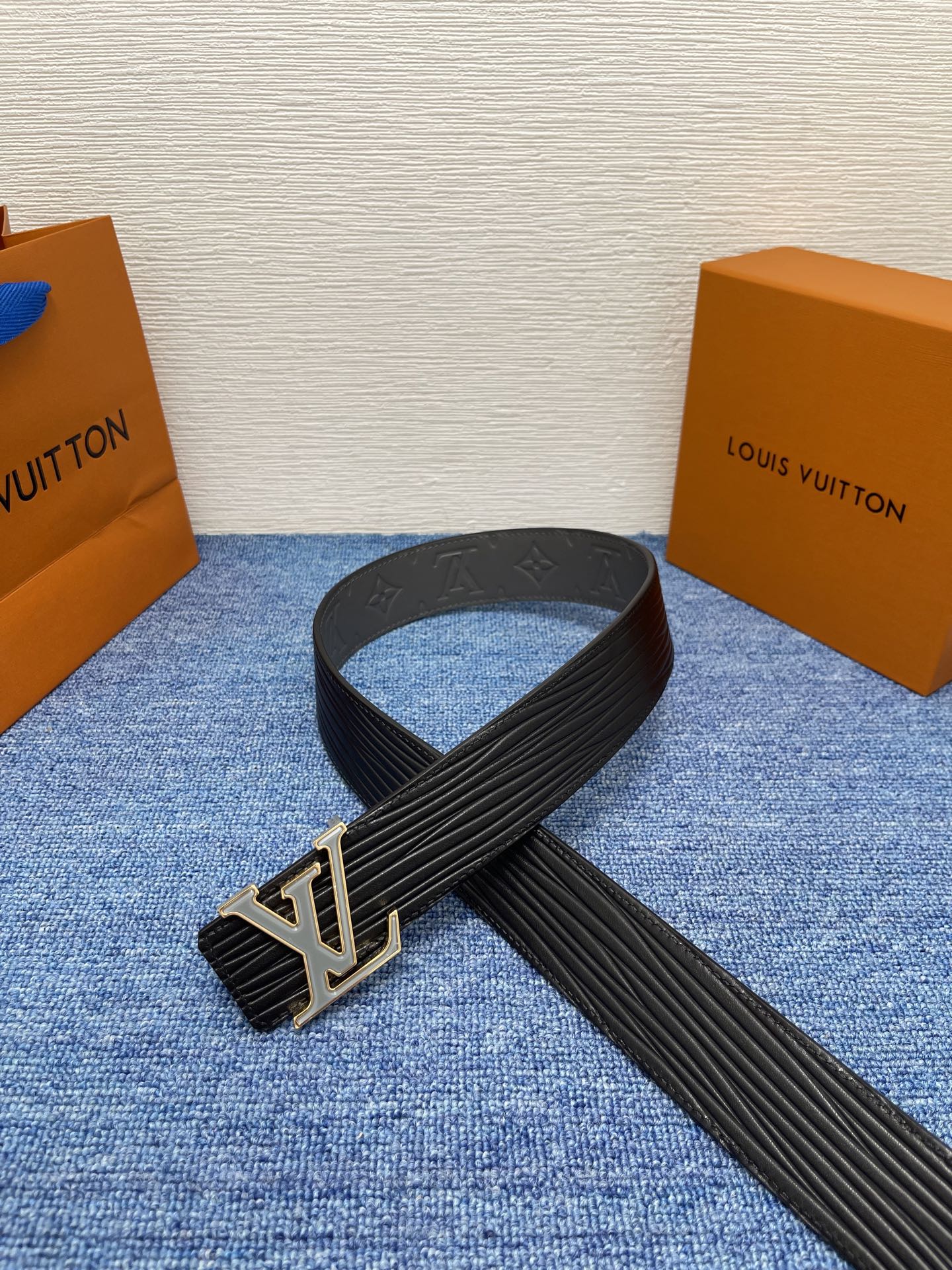 🔴 【品牌】LV  4．0cm 
🔴 【描述】这款饰有LV带扣的腰带配以水牛皮衬里，覆以Monogram