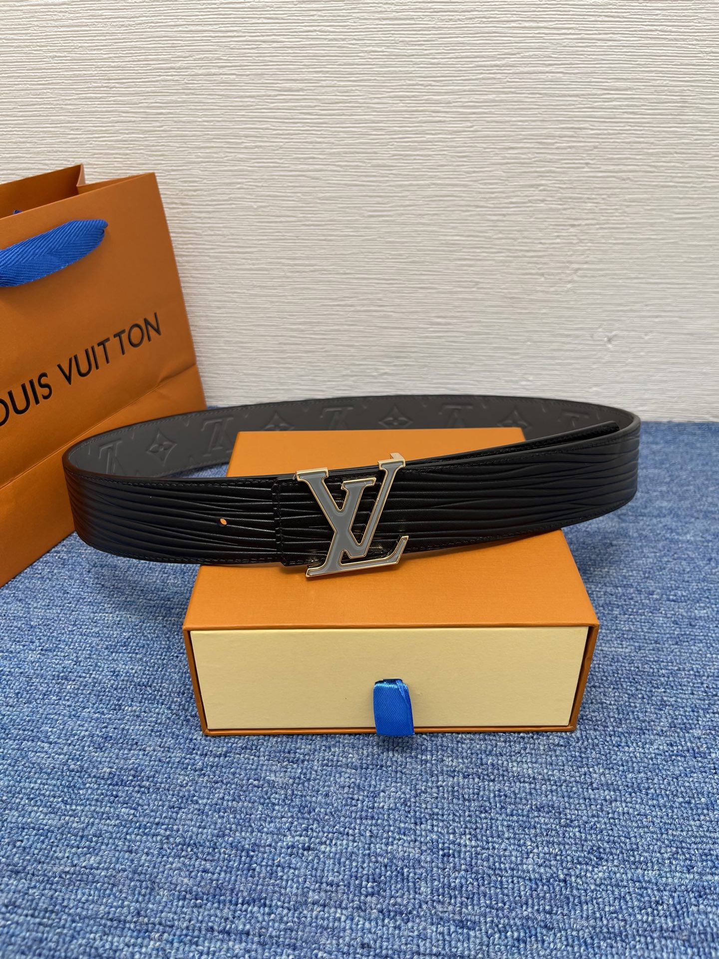 🔴 【品牌】LV  4．0cm 
🔴 【描述】这款饰有LV带扣的腰带配以水牛皮衬里，覆以Monogram