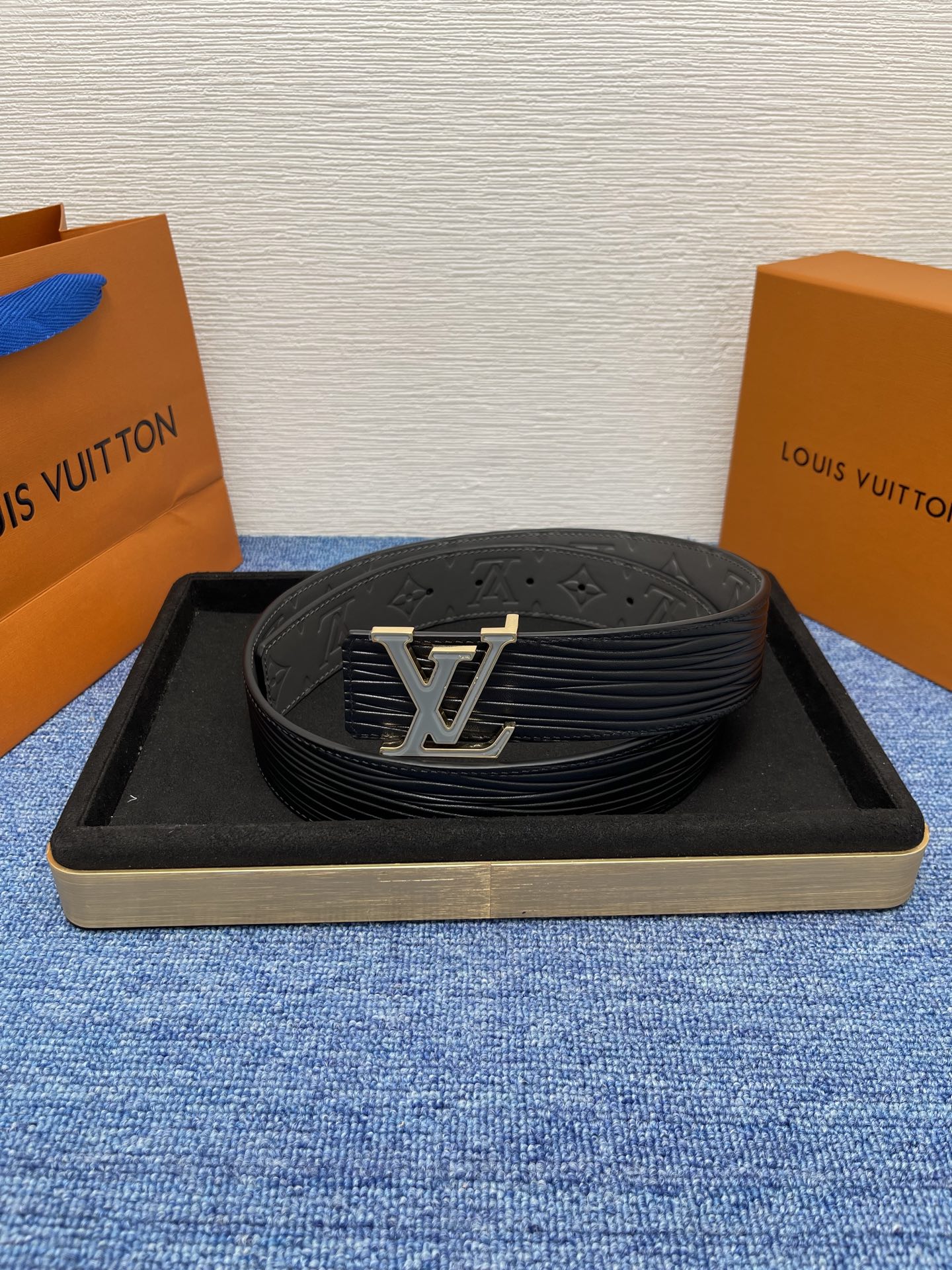 🔴 【品牌】LV  4．0cm 
🔴 【描述】这款饰有LV带扣的腰带配以水牛皮衬里，覆以Monogram
