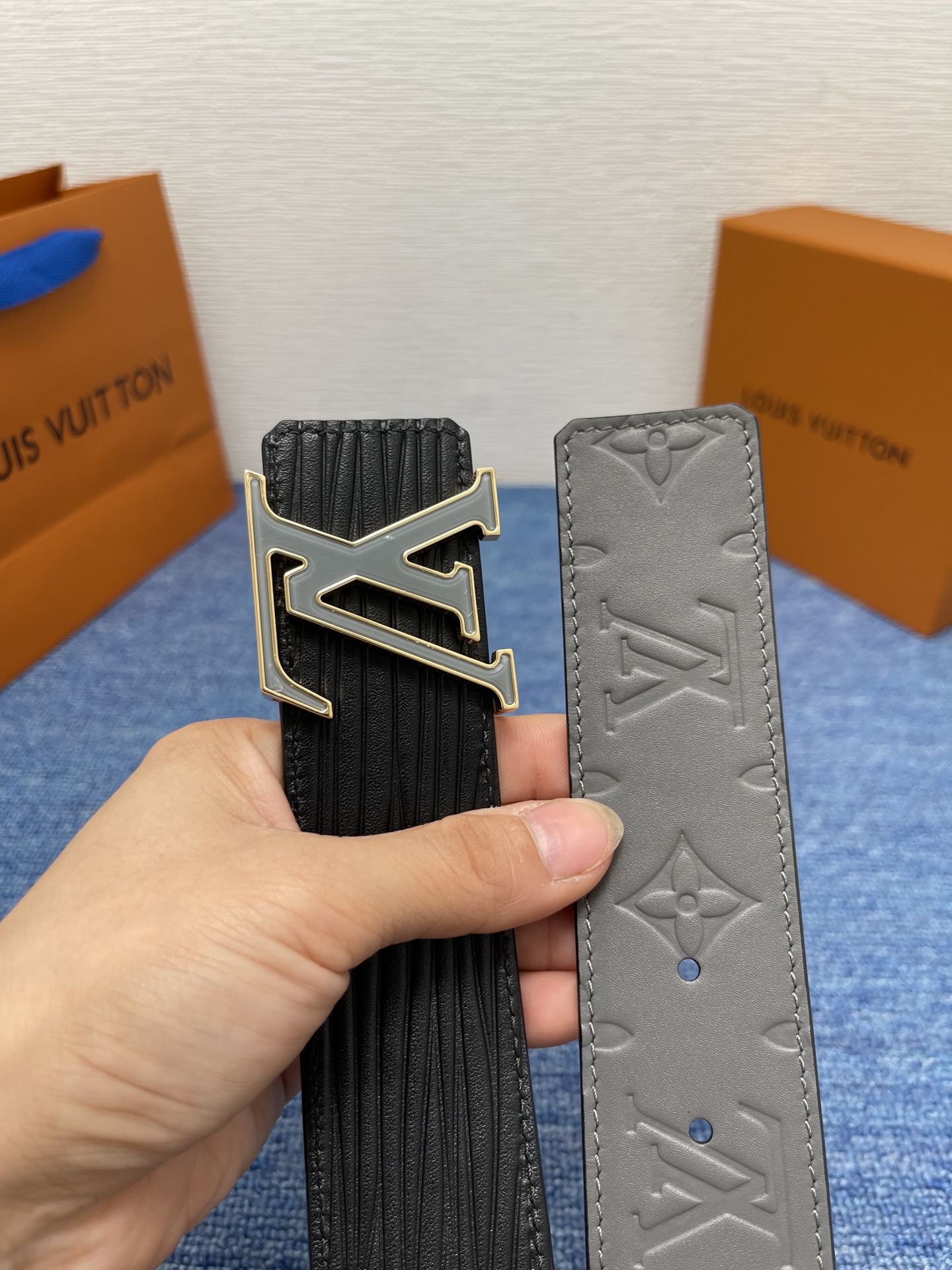 🔴 【品牌】LV  4．0cm 
🔴 【描述】这款饰有LV带扣的腰带配以水牛皮衬里，覆以Monogram