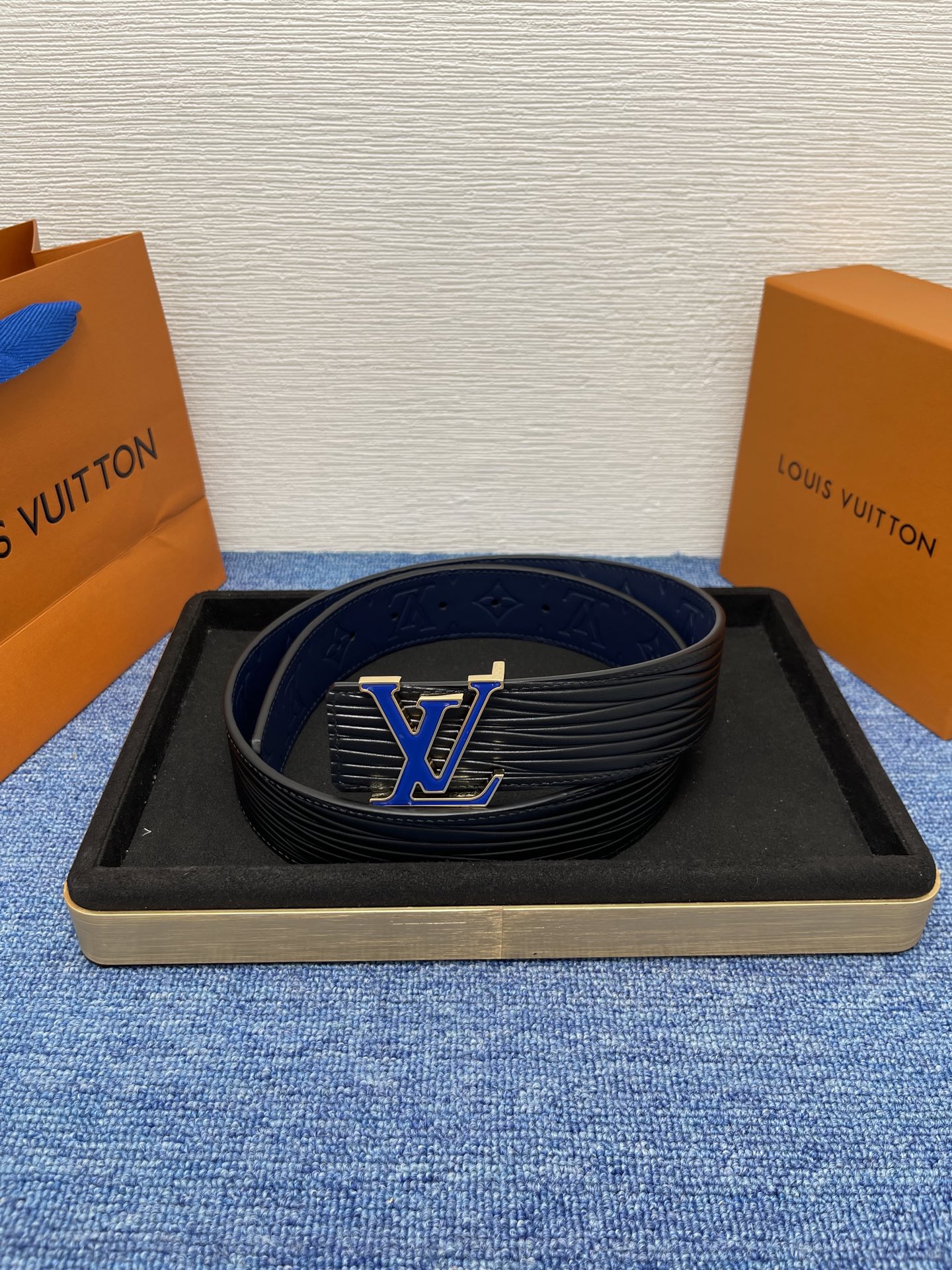 🔴 【品牌】LV  4．0cm 
🔴 【描述】这款饰有LV带扣的腰带配以水牛皮衬里，覆以Monogram