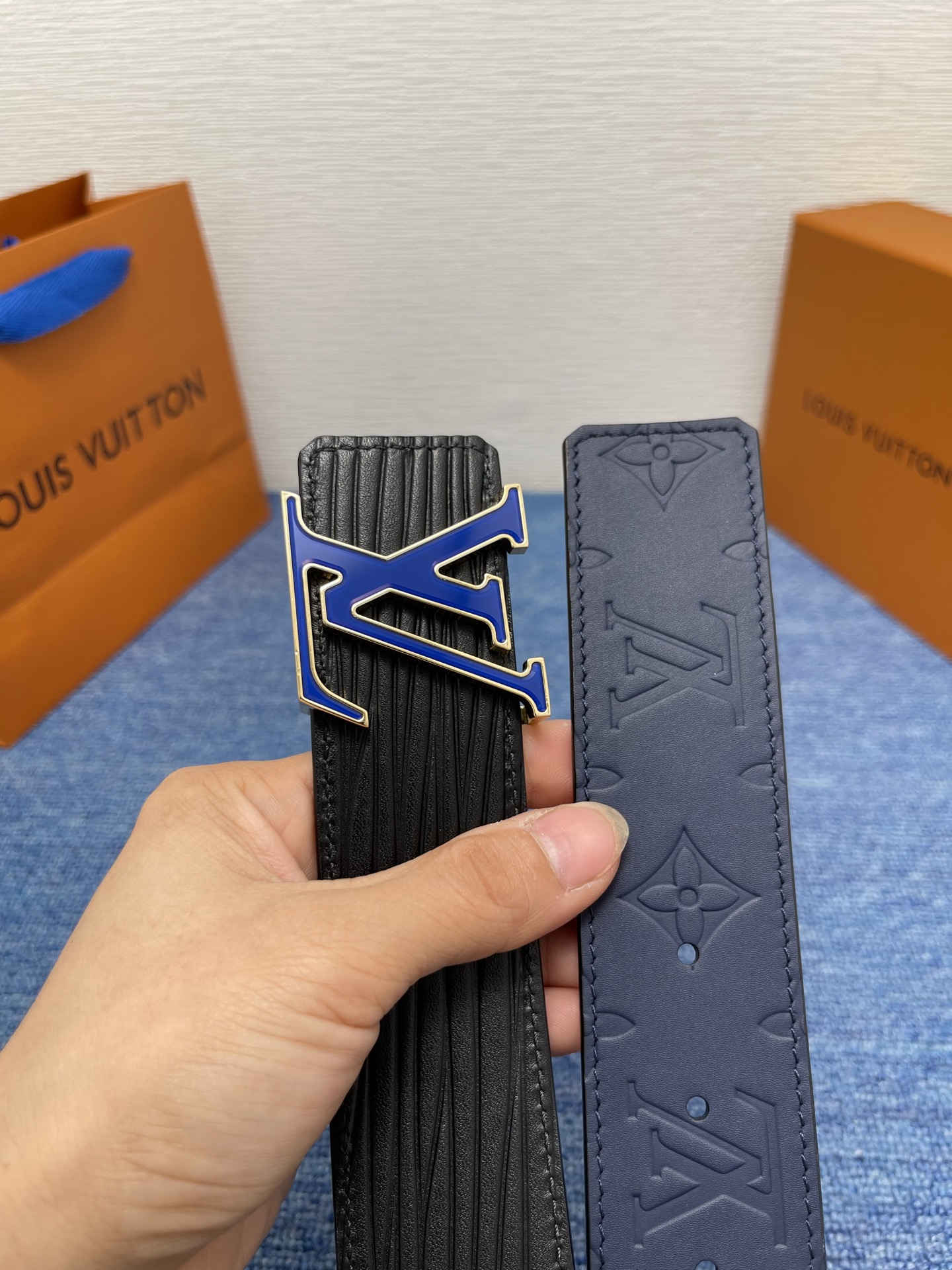 🔴 【品牌】LV  4．0cm 
🔴 【描述】这款饰有LV带扣的腰带配以水牛皮衬里，覆以Monogram