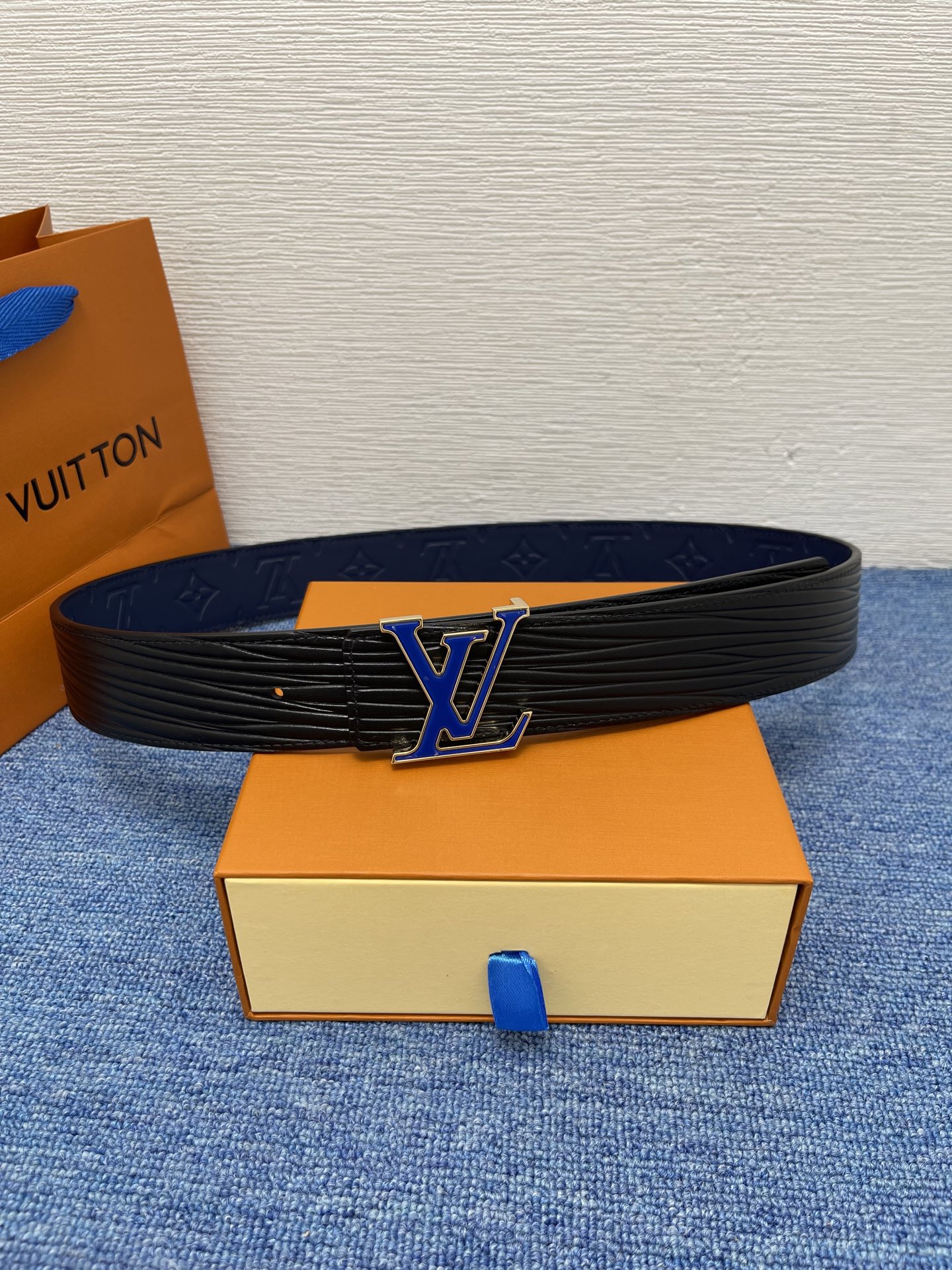 🔴 【品牌】LV  4．0cm 
🔴 【描述】这款饰有LV带扣的腰带配以水牛皮衬里，覆以Monogram