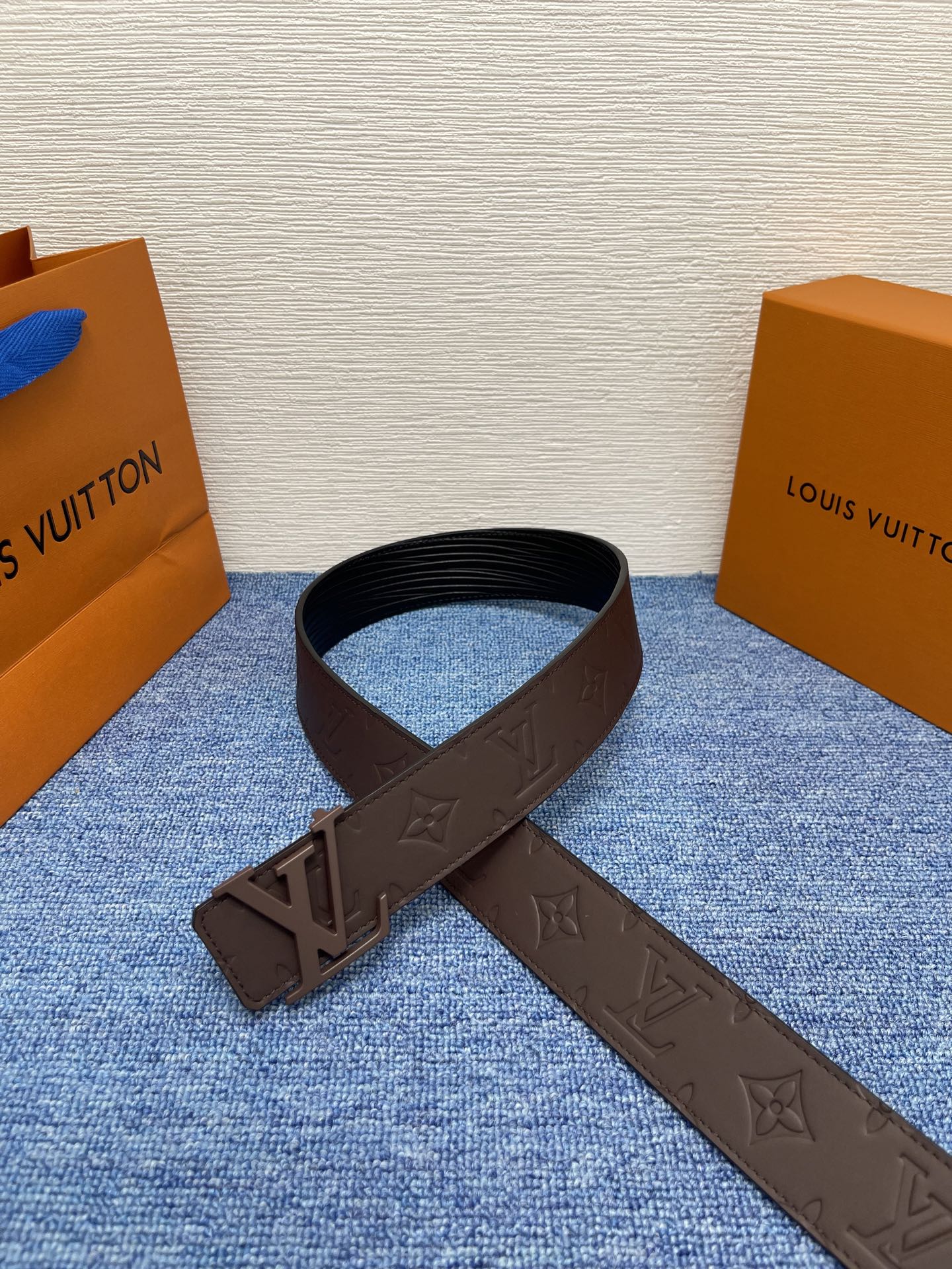 🔴 【品牌】LV  4．0cm 
🔴 【描述】这款饰有LV带扣的腰带配以水牛皮衬里，覆以Monogram