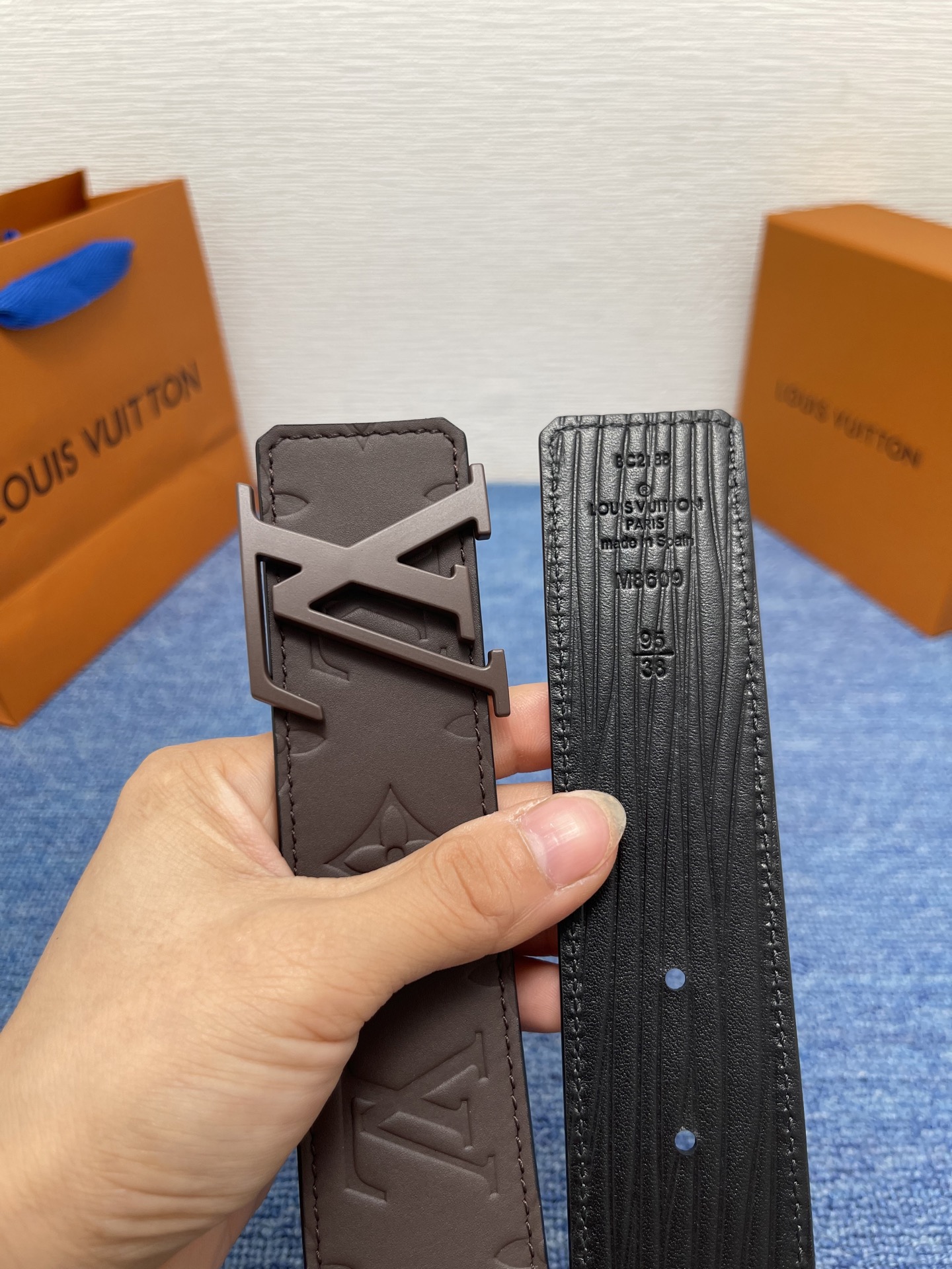 🔴 【品牌】LV  4．0cm 
🔴 【描述】这款饰有LV带扣的腰带配以水牛皮衬里，覆以Monogram