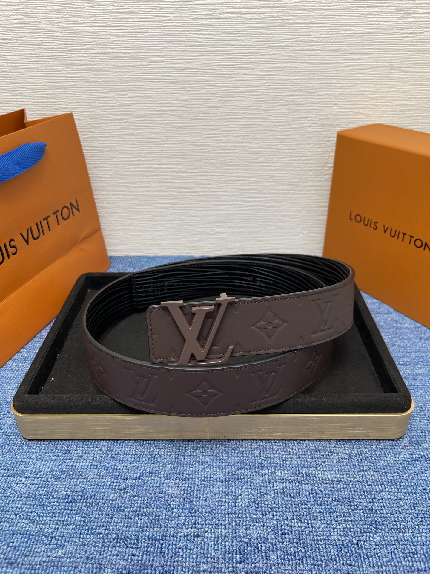 🔴 【品牌】LV  4．0cm 
🔴 【描述】这款饰有LV带扣的腰带配以水牛皮衬里，覆以Monogram