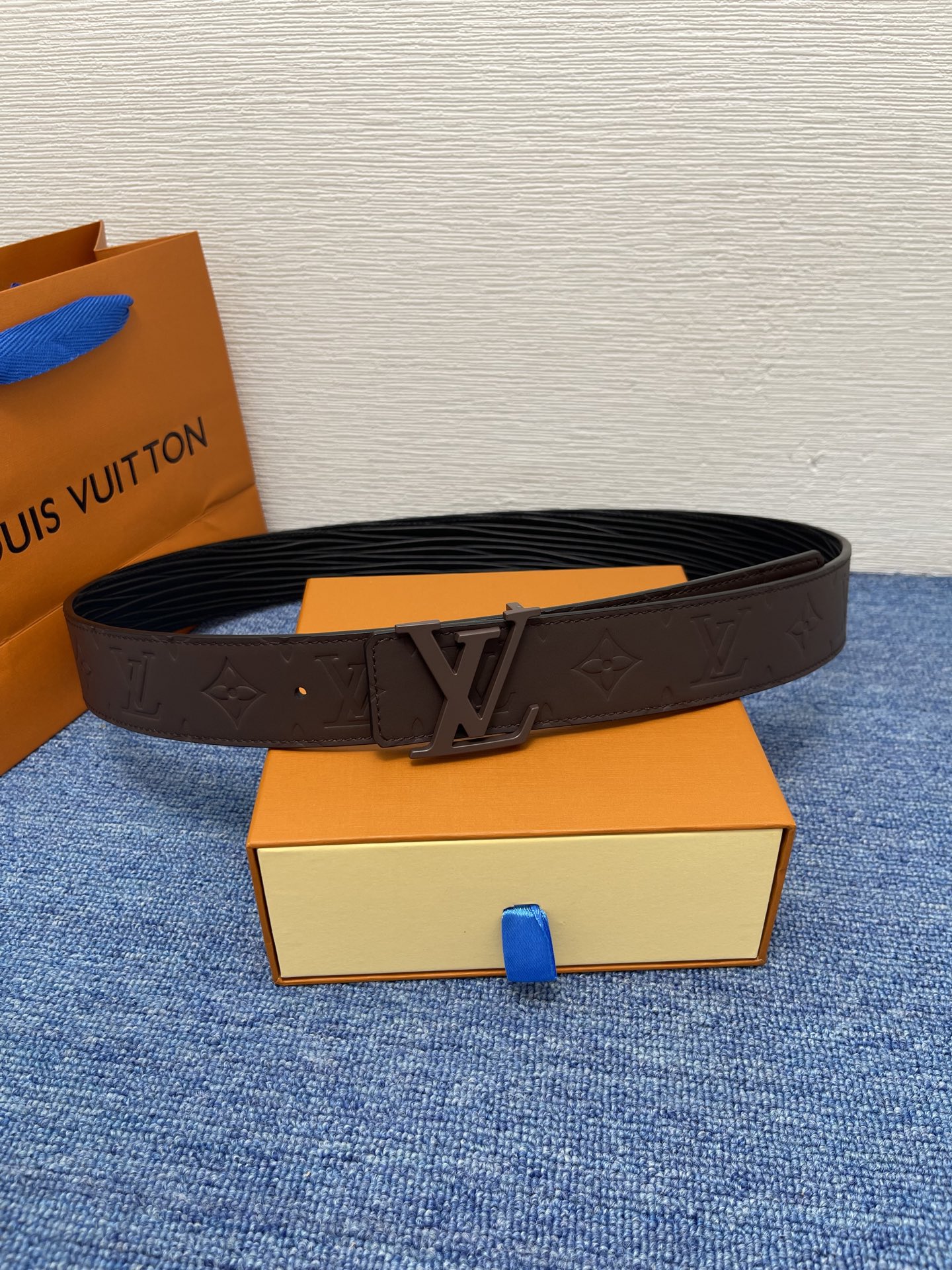 🔴 【品牌】LV  4．0cm 
🔴 【描述】这款饰有LV带扣的腰带配以水牛皮衬里，覆以Monogram