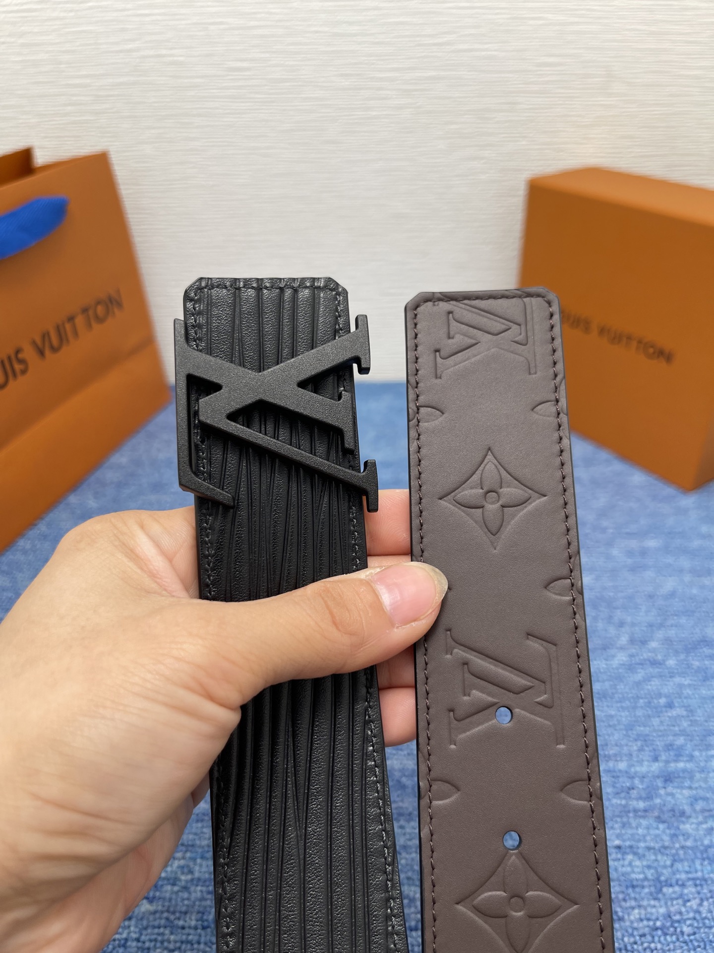 🔴 【品牌】LV  4．0cm 
🔴 【描述】这款饰有LV带扣的腰带配以水牛皮衬里，覆以Monogram