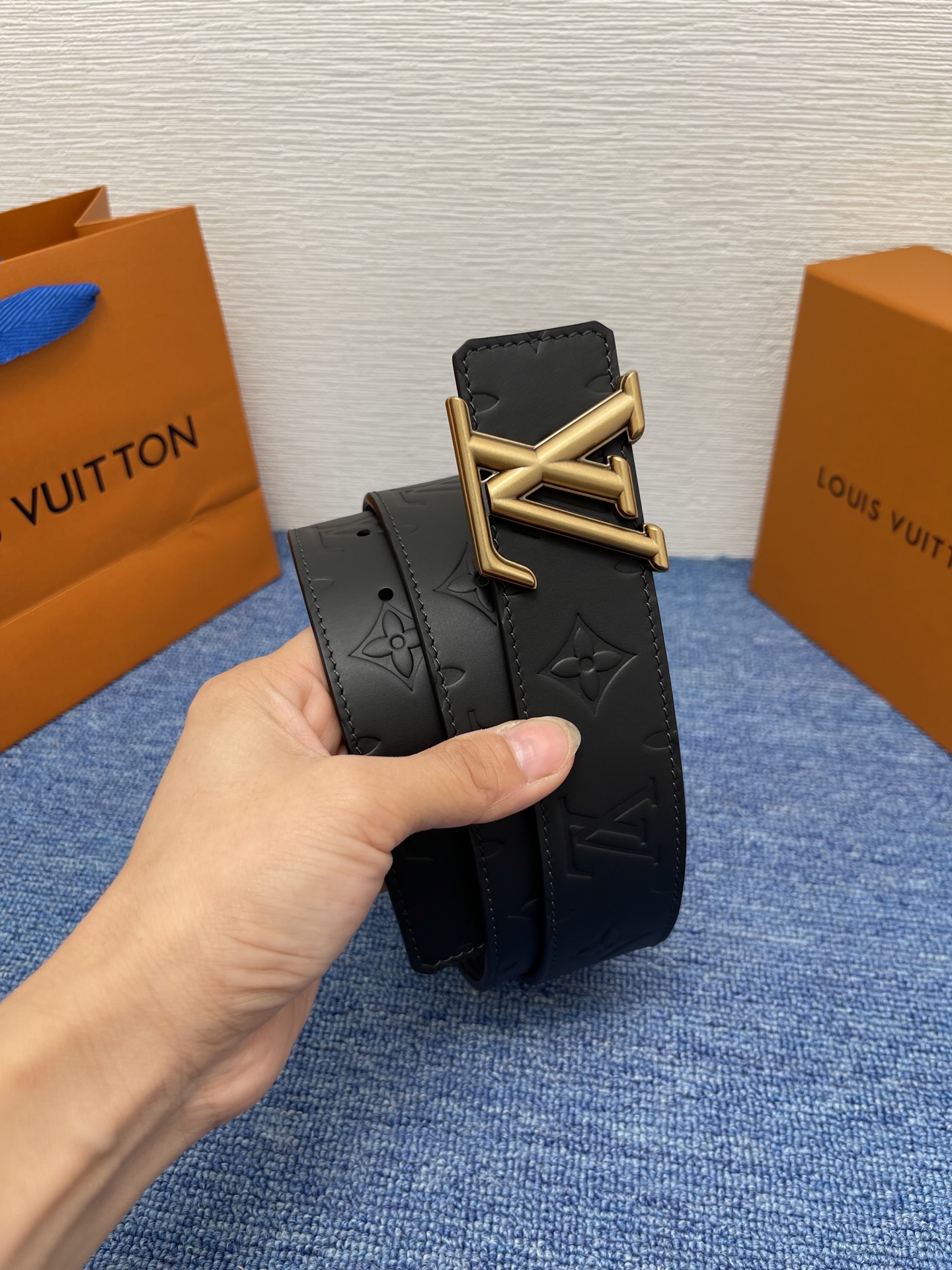 🔴 【品牌】LV  4．0cm 
🔴 【描述】这款饰有LV带扣的腰带配以水牛皮衬里，覆以Monogram