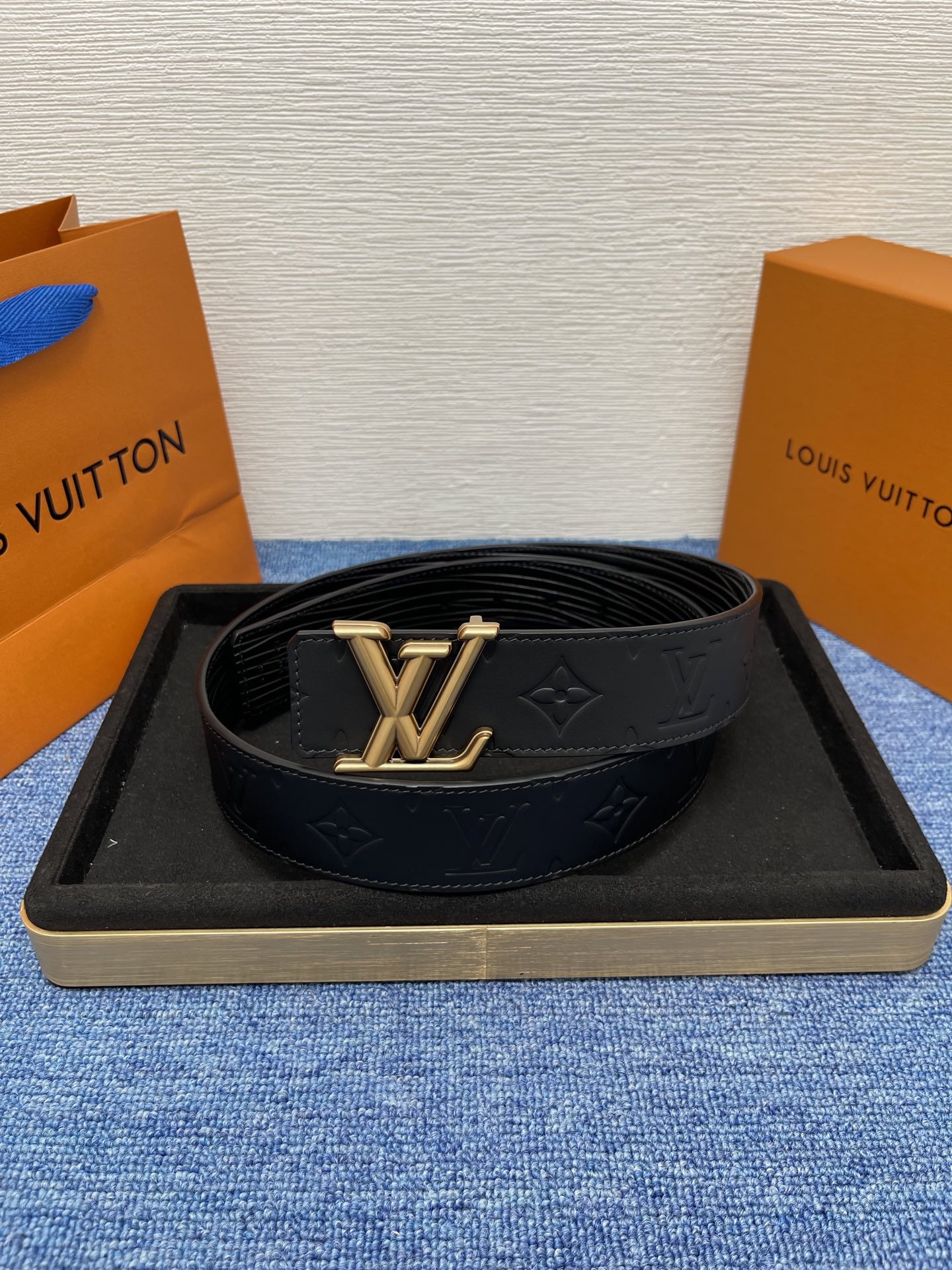 🔴 【品牌】LV  4．0cm 
🔴 【描述】这款饰有LV带扣的腰带配以水牛皮衬里，覆以Monogram