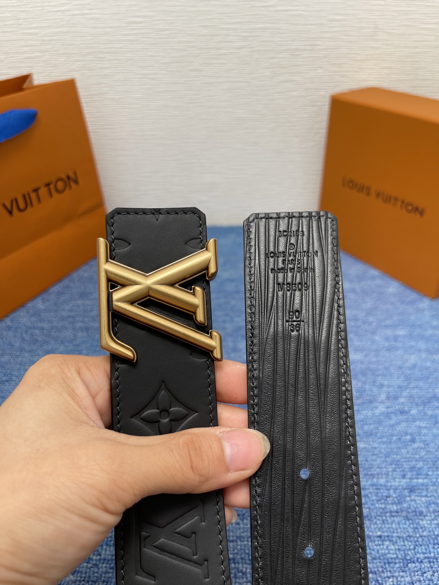 🔴 【品牌】LV  4．0cm 
🔴 【描述】这款饰有LV带扣的腰带配以水牛皮衬里，覆以Monogram