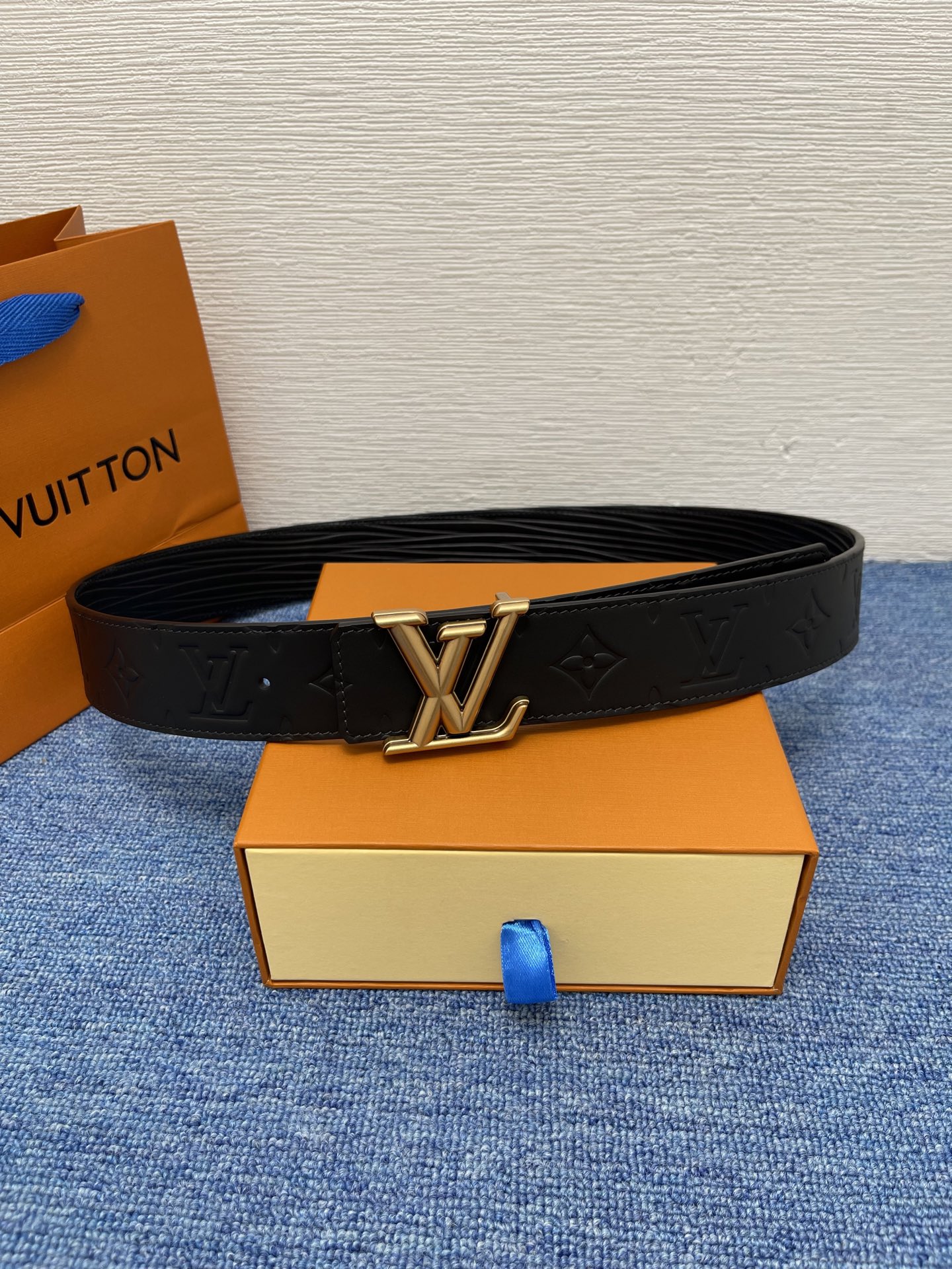 🔴 【品牌】LV  4．0cm 
🔴 【描述】这款饰有LV带扣的腰带配以水牛皮衬里，覆以Monogram