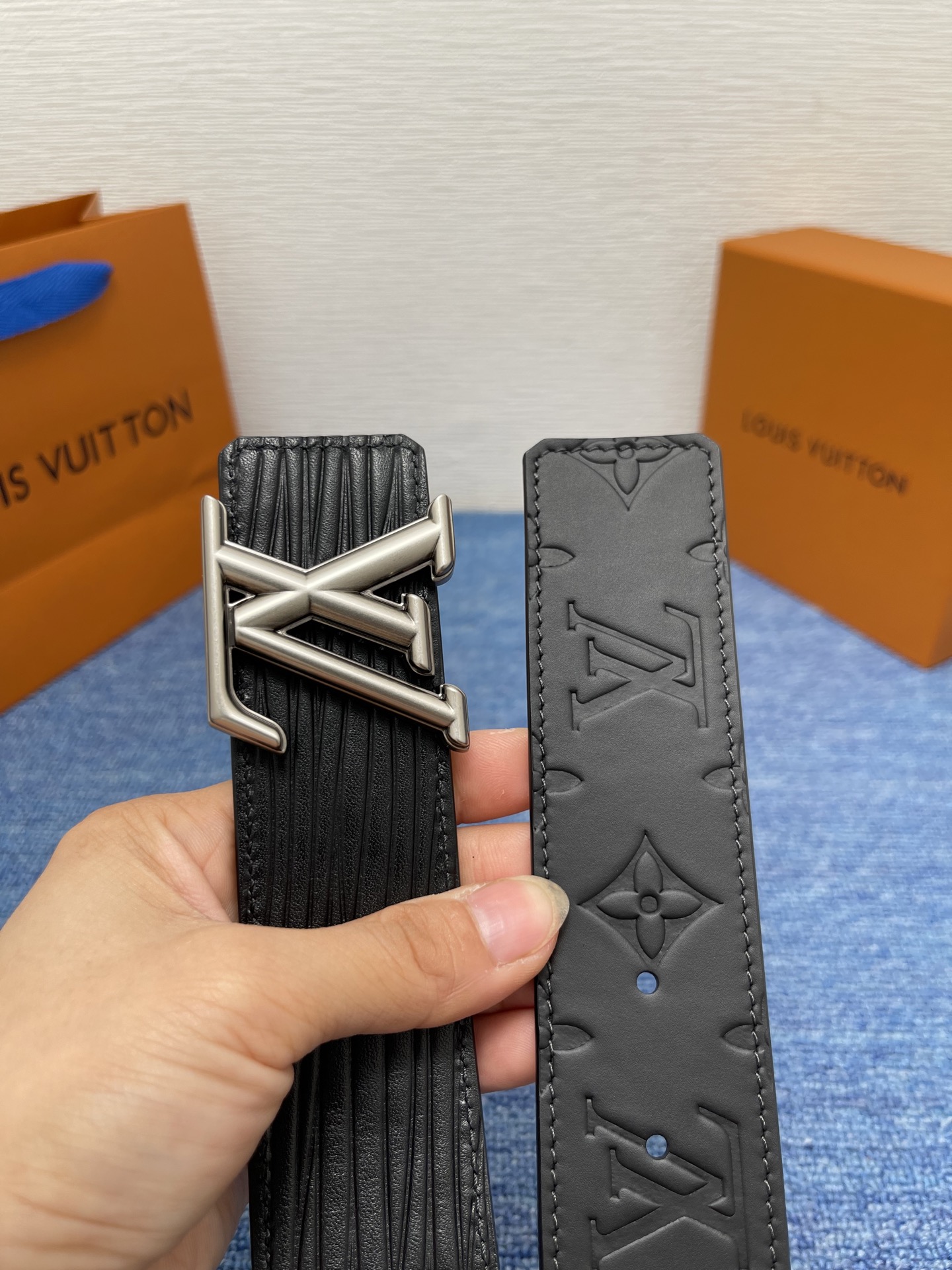 🔴 【品牌】LV  4．0cm 
🔴 【描述】这款饰有LV带扣的腰带配以水牛皮衬里，覆以Monogram
