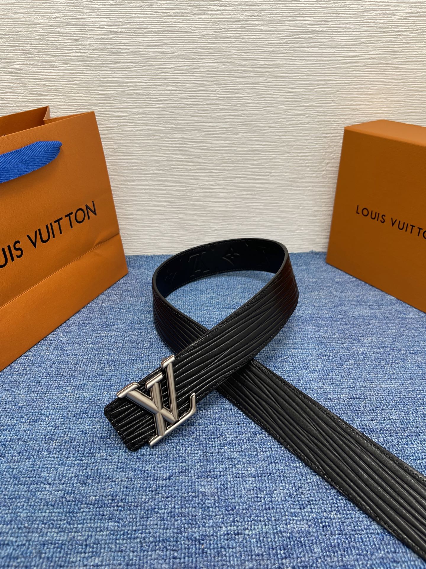 🔴 【品牌】LV  4．0cm 
🔴 【描述】这款饰有LV带扣的腰带配以水牛皮衬里，覆以Monogram