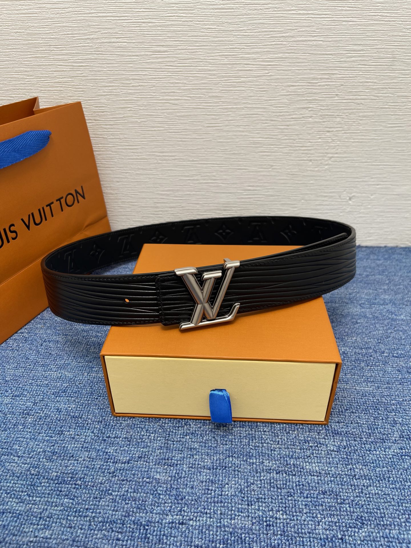 🔴 【品牌】LV  4．0cm 
🔴 【描述】这款饰有LV带扣的腰带配以水牛皮衬里，覆以Monogram