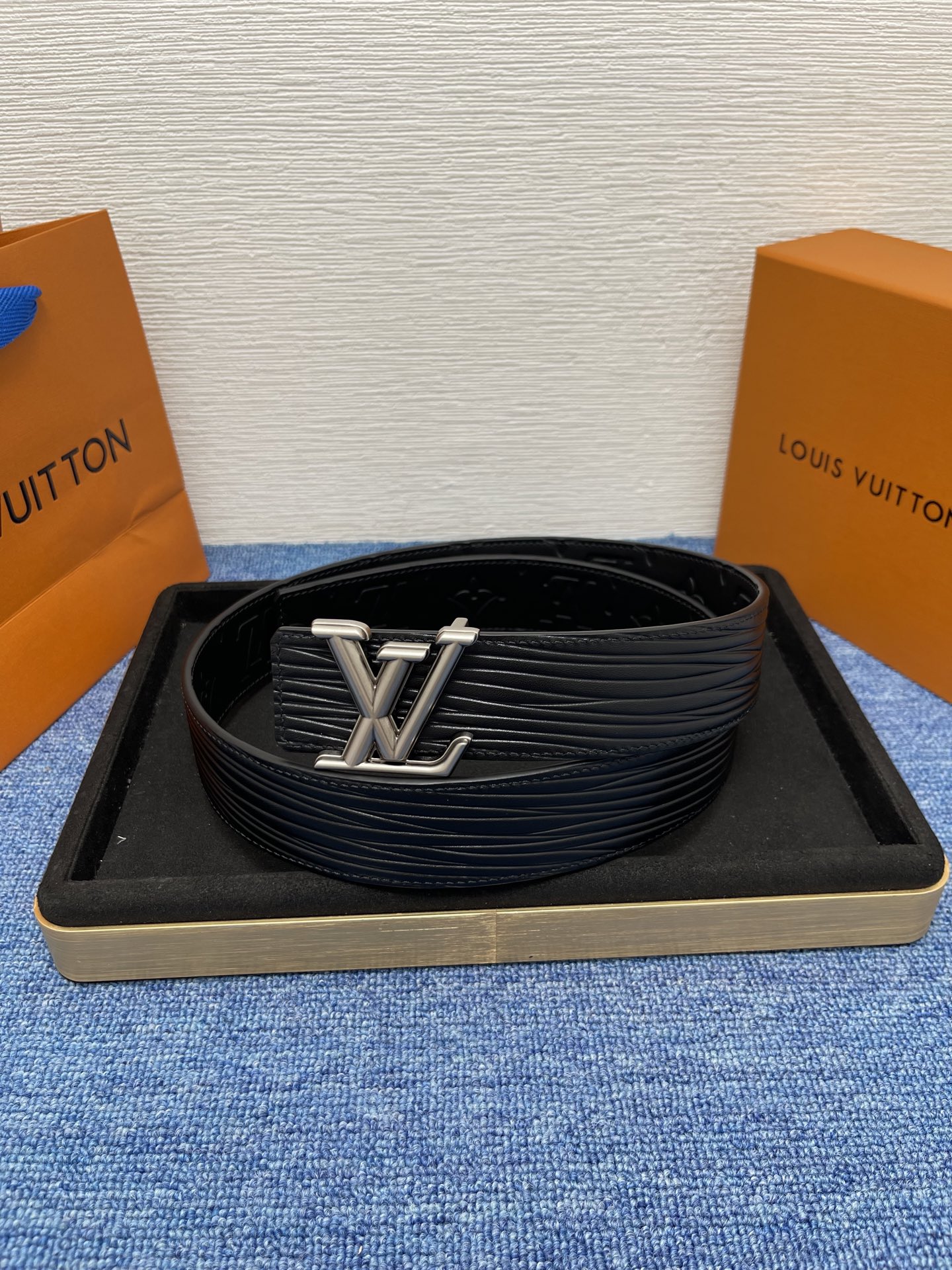 🔴 【品牌】LV  4．0cm 
🔴 【描述】这款饰有LV带扣的腰带配以水牛皮衬里，覆以Monogram