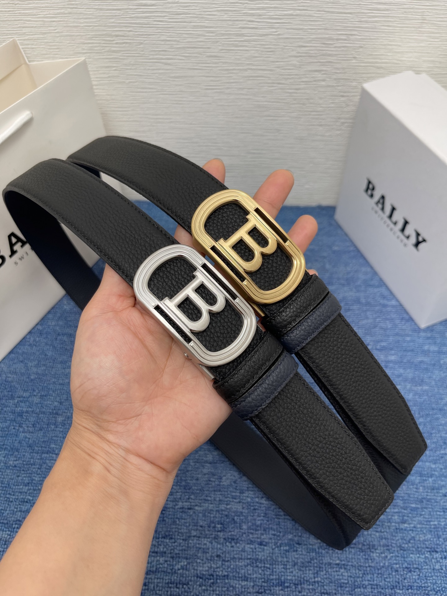🔴 【品牌】 巴利  
🔴 【描述】经典系列新品腰带，采用小牛皮材质，完美搭配手工车线，经典配色，可搭配
