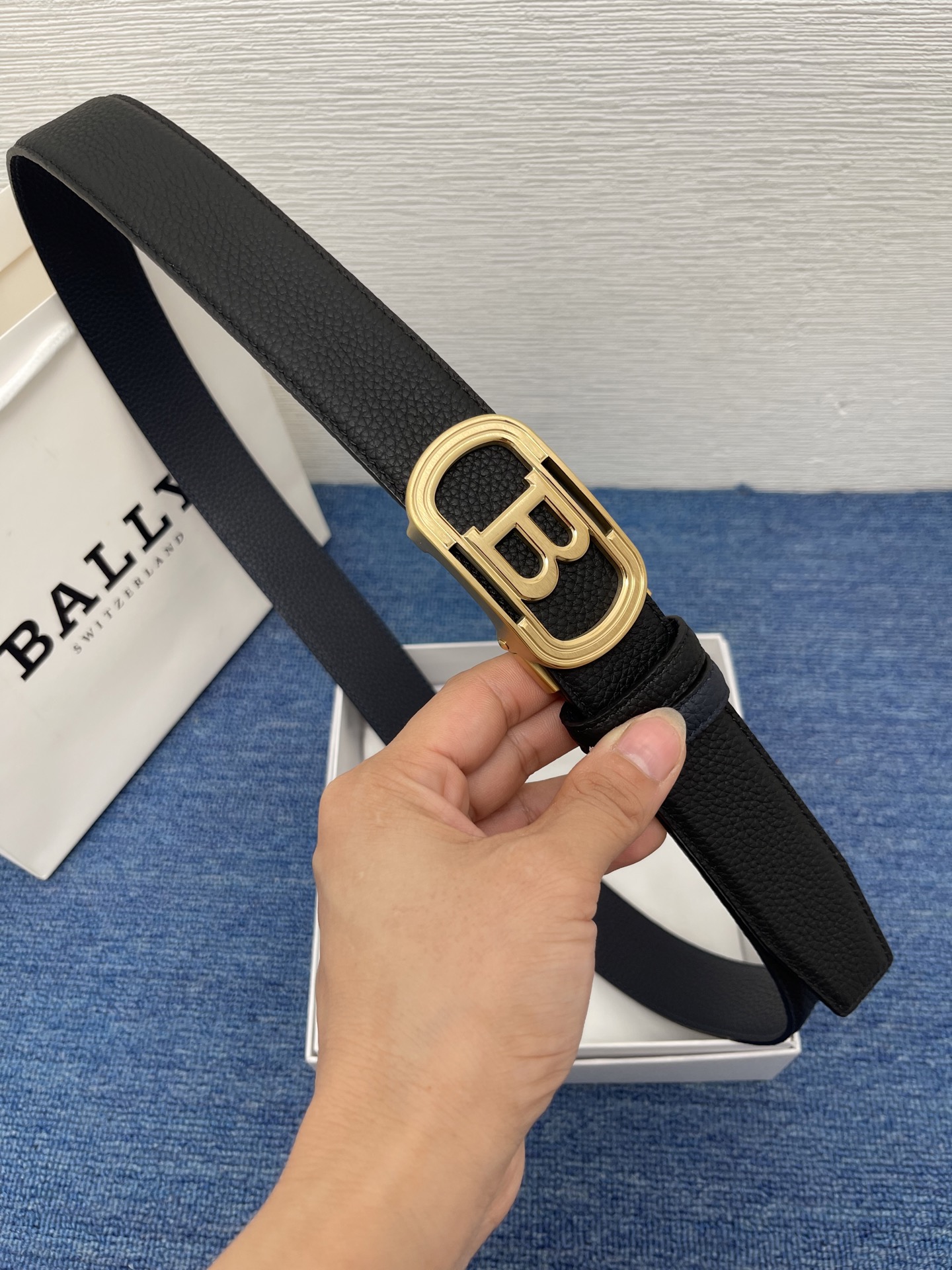 🔴 【品牌】 巴利  
🔴 【描述】经典系列新品腰带，采用小牛皮材质，完美搭配手工车线，经典配色，可搭配