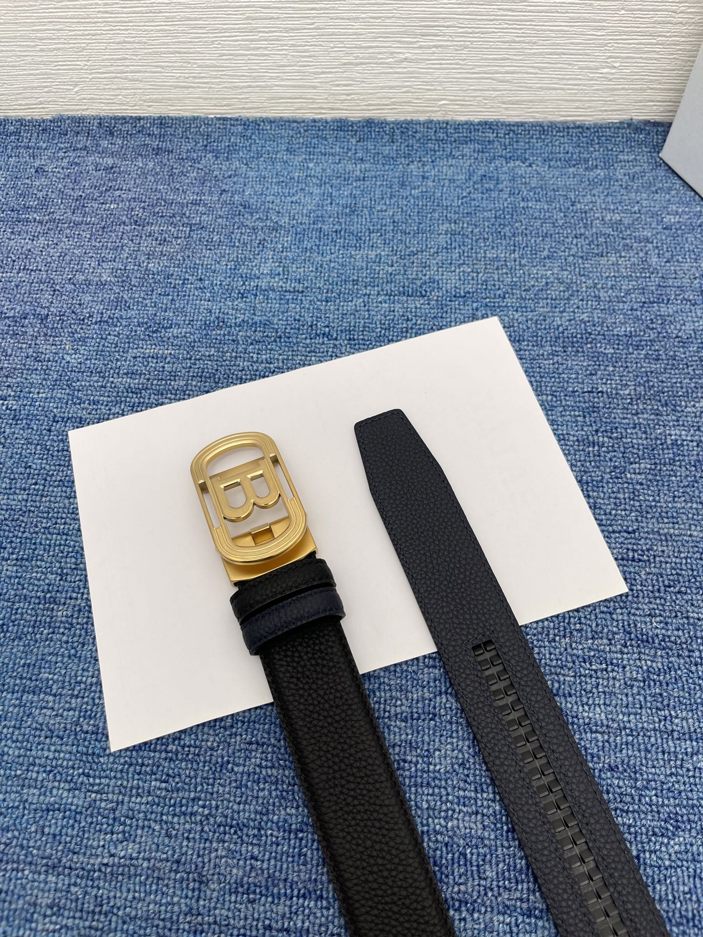 🔴 【品牌】 巴利  
🔴 【描述】经典系列新品腰带，采用小牛皮材质，完美搭配手工车线，经典配色，可搭配