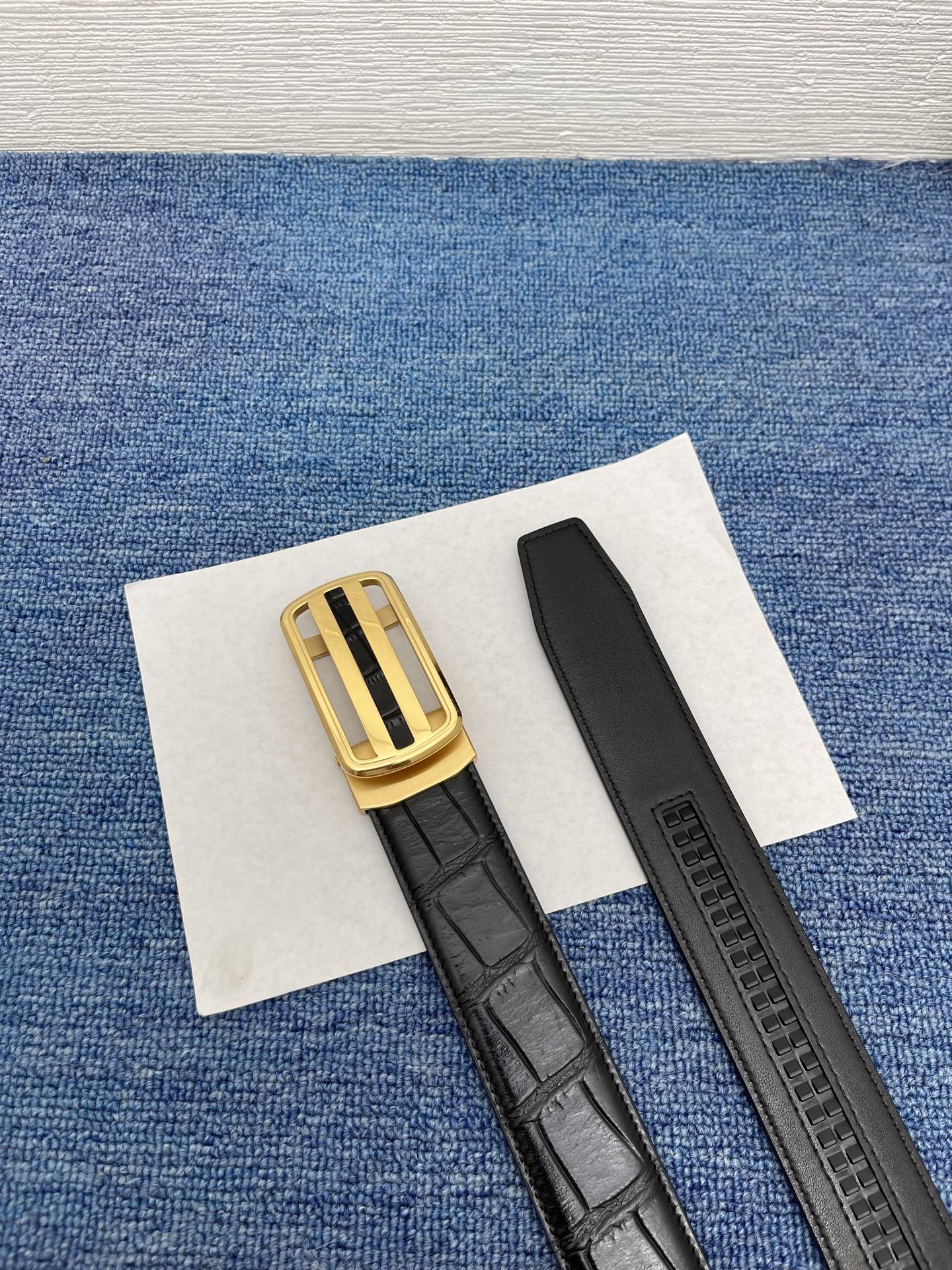 🔴 【品牌】私人订制自动  
🔴 【描述】经典系列新品腰带，采用小牛皮材质，完美搭配手工车线，经典配色，