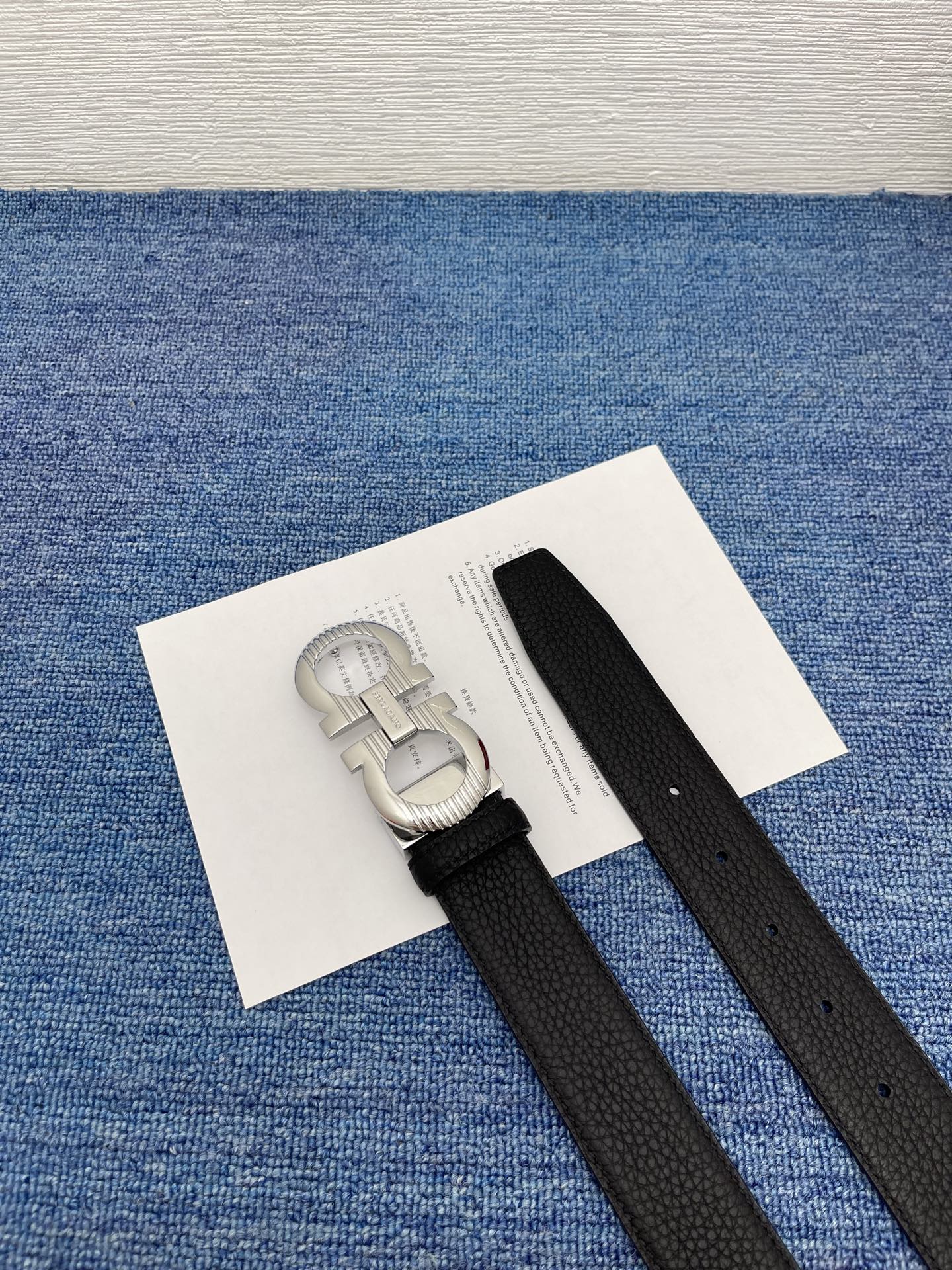 🔴 【品牌】菲拉.格慕  3.5cm.  
🔴 【描述】这款皮带采用牛皮压纹皮革材质，颇具都市风范，细节