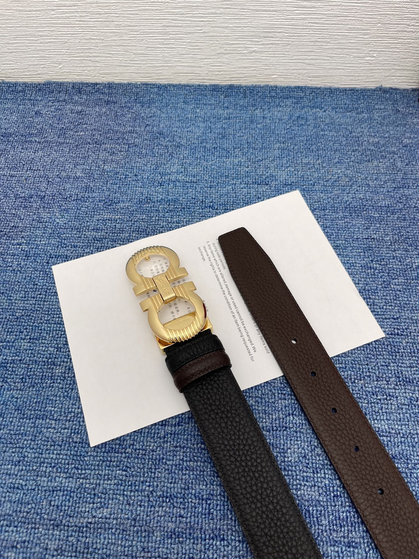 🔴 【品牌】菲拉.格慕  3.5cm. 
🔴 【描述】这款皮带采用牛皮压纹皮革材质，颇具都市风范，细节充