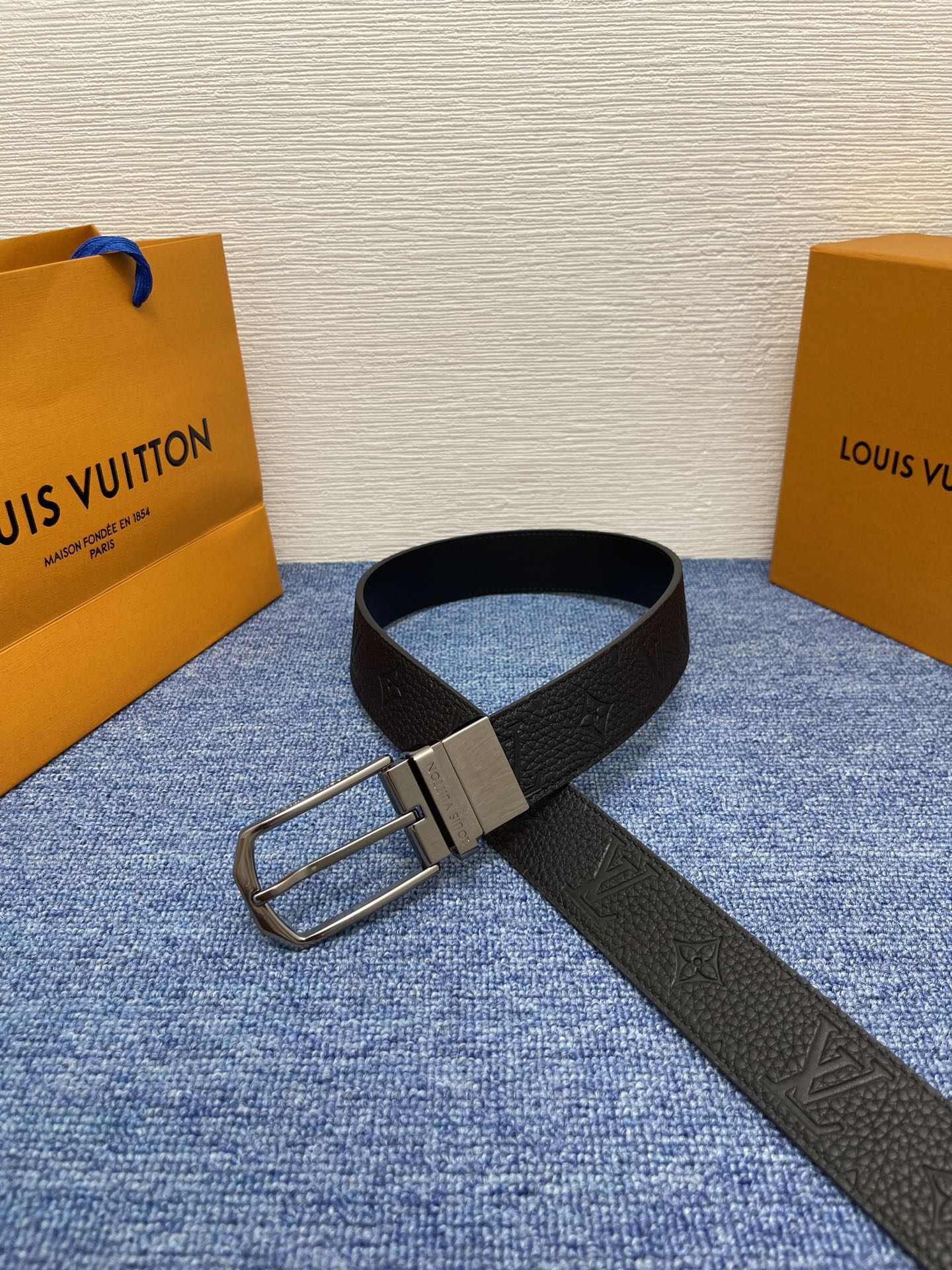 
【LOUIS VUITTON驴牌】：经典原单品质，新款荔枝纹原版平纹底，搭配原单精品针扣，精工制作，细
