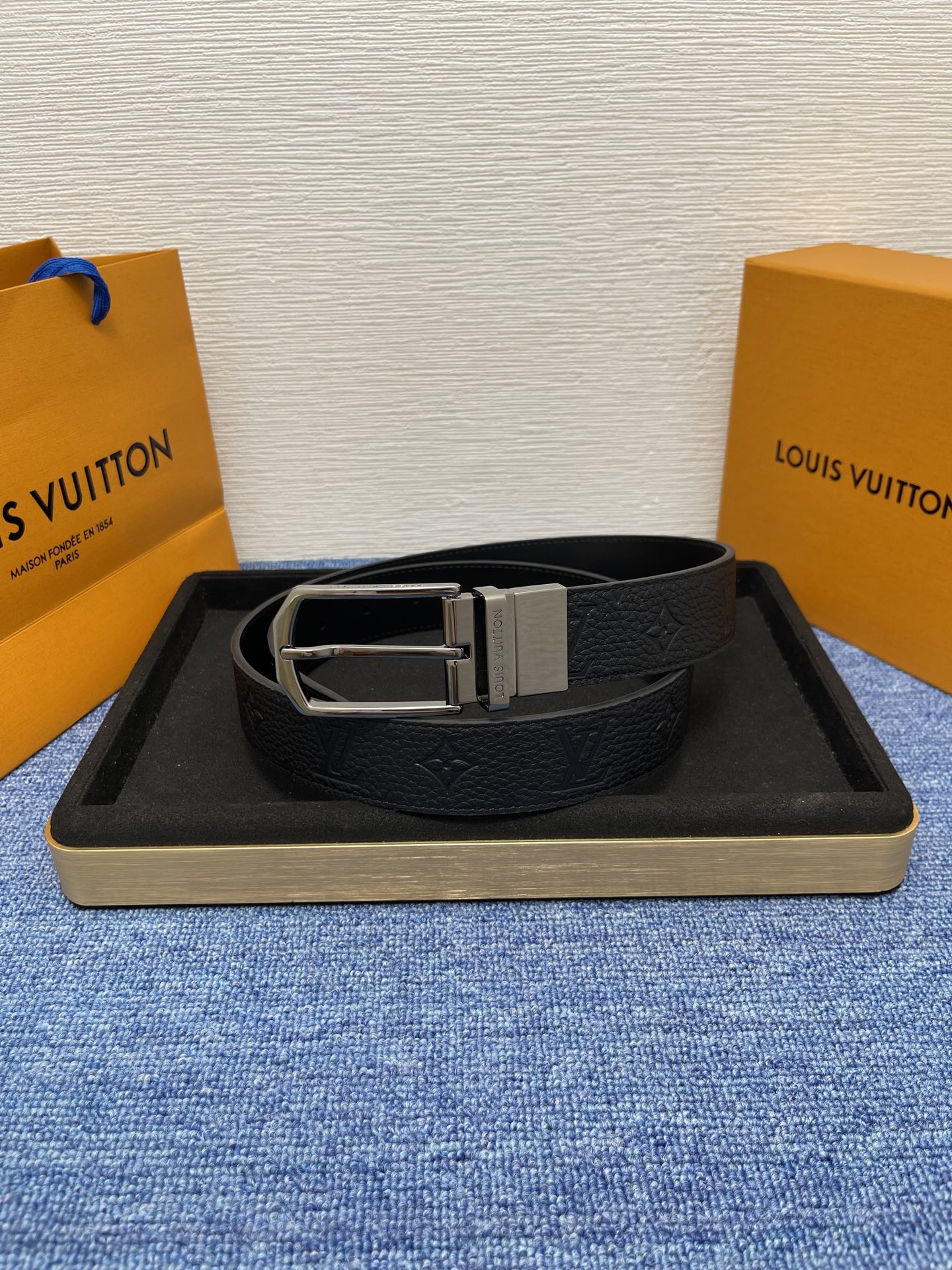 
【LOUIS VUITTON驴牌】：经典原单品质，新款荔枝纹原版平纹底，搭配原单精品针扣，精工制作，细