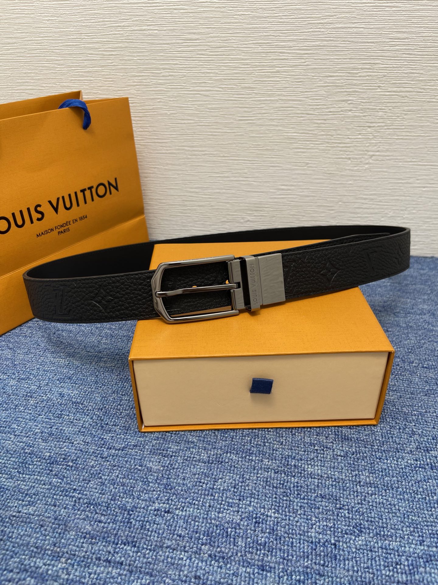 
【LOUIS VUITTON驴牌】：经典原单品质，新款荔枝纹原版平纹底，搭配原单精品针扣，精工制作，细