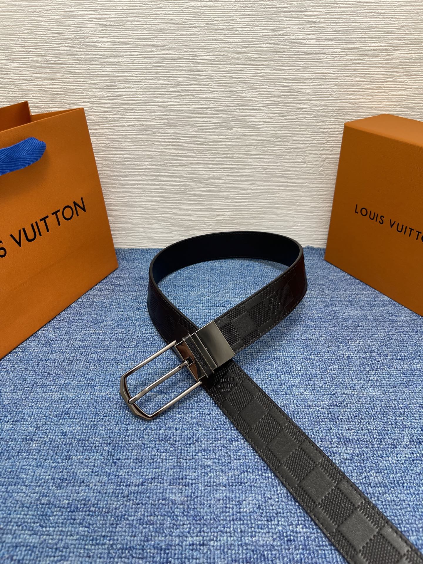 
【LOUIS VUITTON驴牌】：经典原单品质，新款压格子原版平纹底，搭配原单精品针扣，精工制作，细