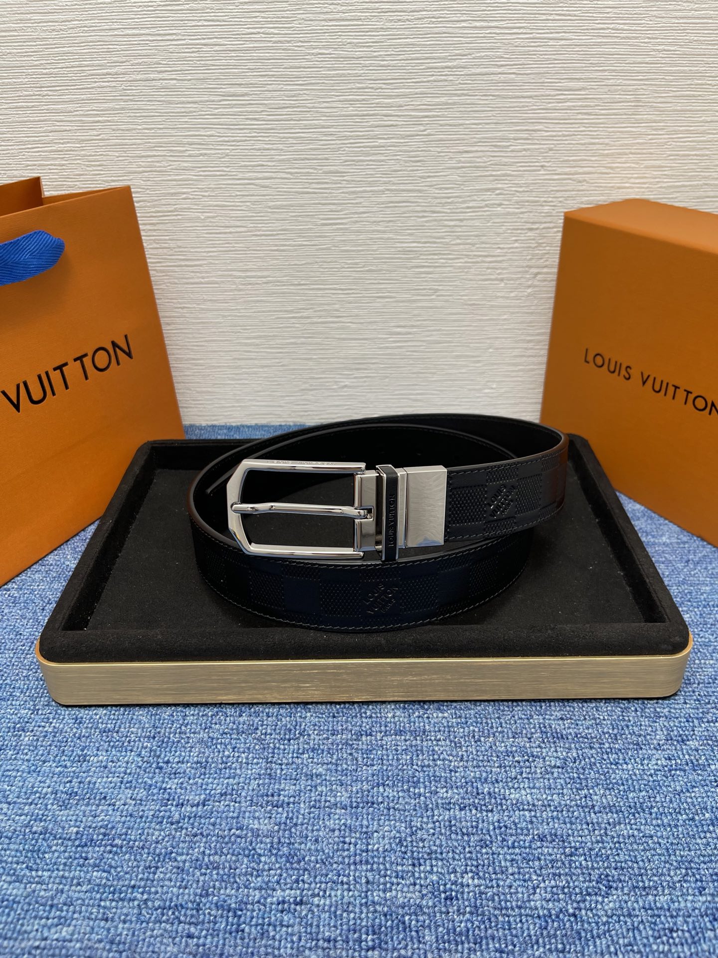
【LOUIS VUITTON驴牌】：经典原单品质，新款压格子原版平纹底，搭配原单精品针扣，精工制作，细