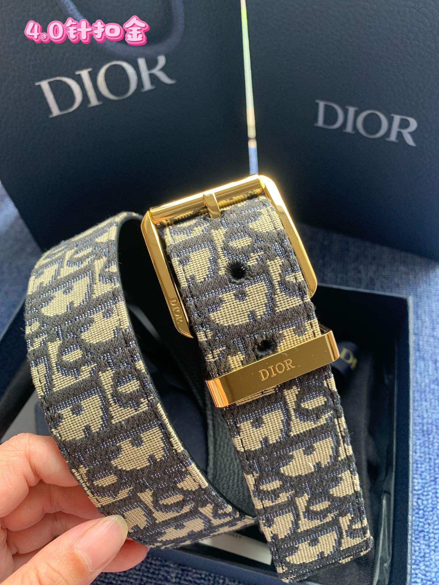 40毫米Dior Oblique Jacquard款式一条兼具优雅与时尚的腰带。蓝色的“迪奥尔·奥布里克