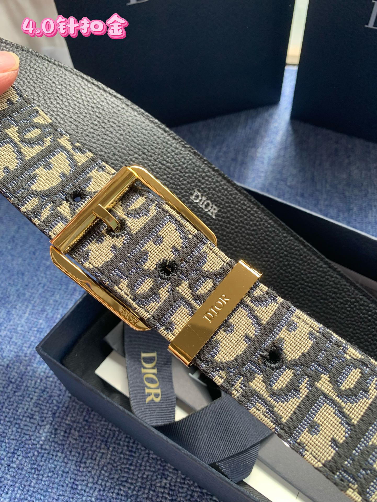 40毫米Dior Oblique Jacquard款式一条兼具优雅与时尚的腰带。蓝色的“迪奥尔·奥布里克