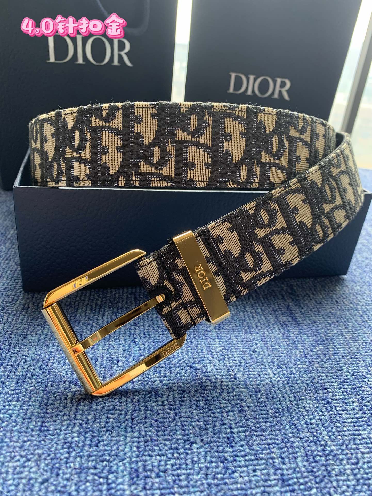 40毫米Dior Oblique Jacquard款式一条兼具优雅与时尚的腰带。蓝色的“迪奥尔·奥布里克