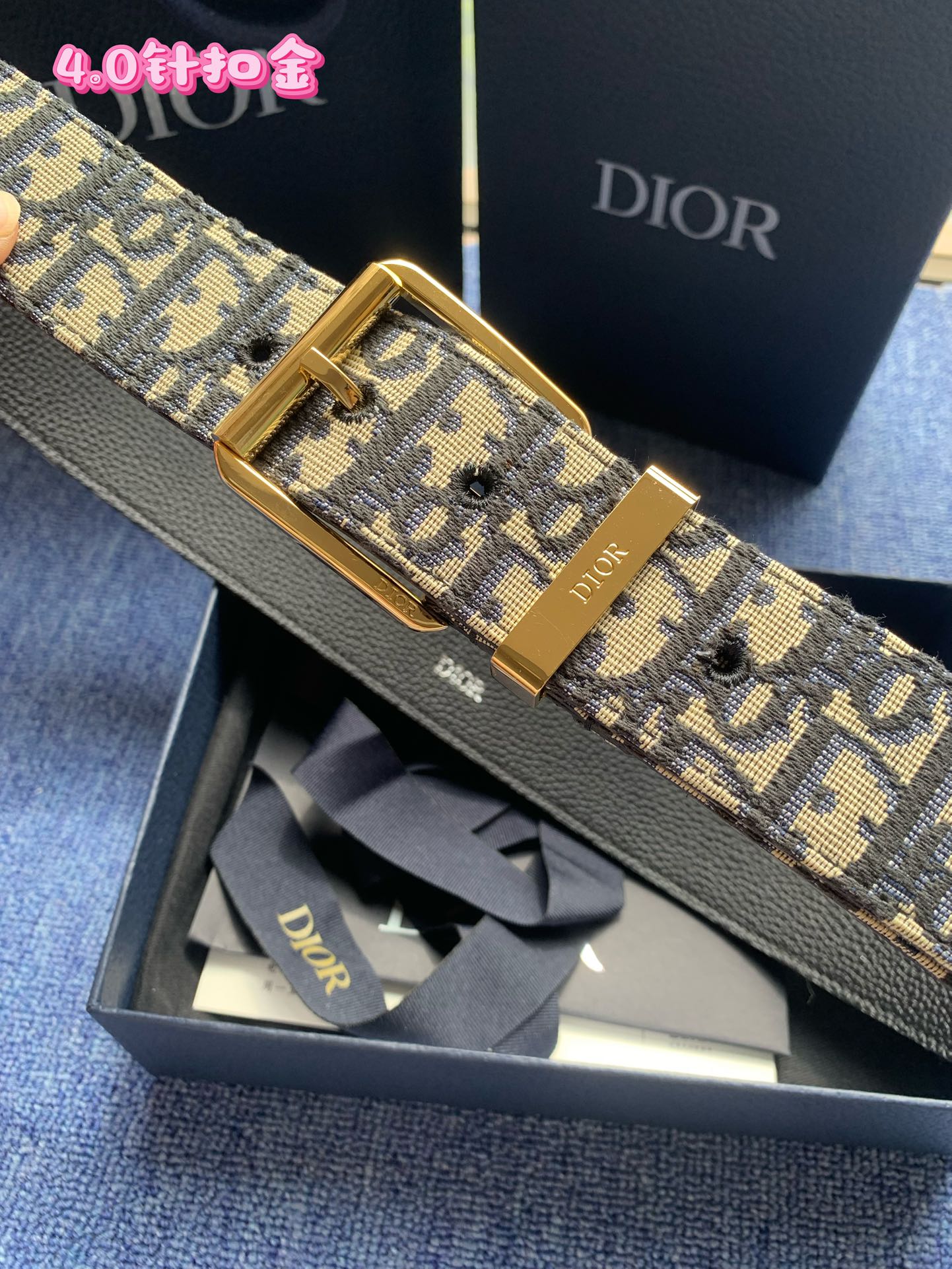 40毫米Dior Oblique Jacquard款式一条兼具优雅与时尚的腰带。蓝色的“迪奥尔·奥布里克