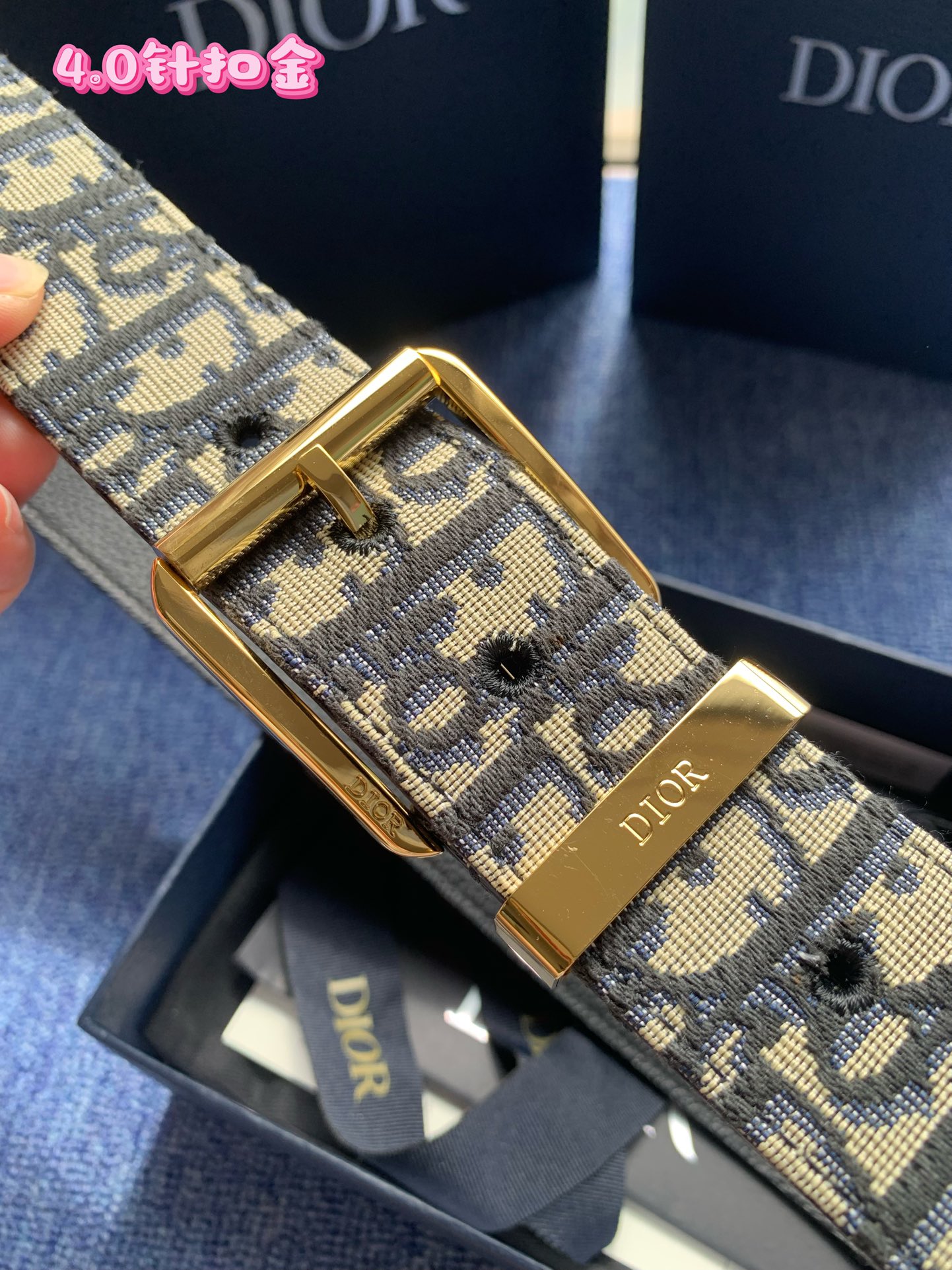 40毫米Dior Oblique Jacquard款式一条兼具优雅与时尚的腰带。蓝色的“迪奥尔·奥布里克