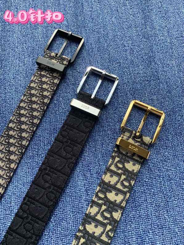 40毫米Dior Oblique Jacquard款式一条兼具优雅与时尚的腰带。黑色的“迪奥尔·奥布里克