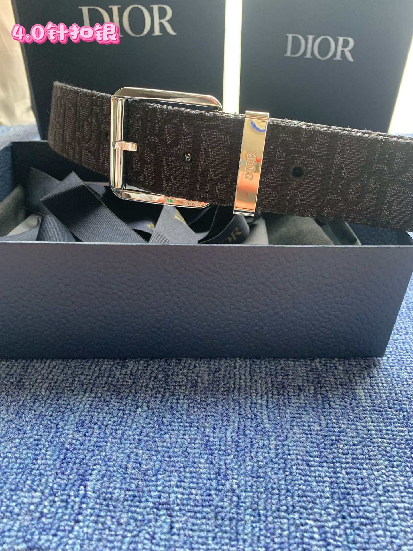 40毫米Dior Oblique Jacquard款式一条兼具优雅与时尚的腰带。黑色的“迪奥尔·奥布里克