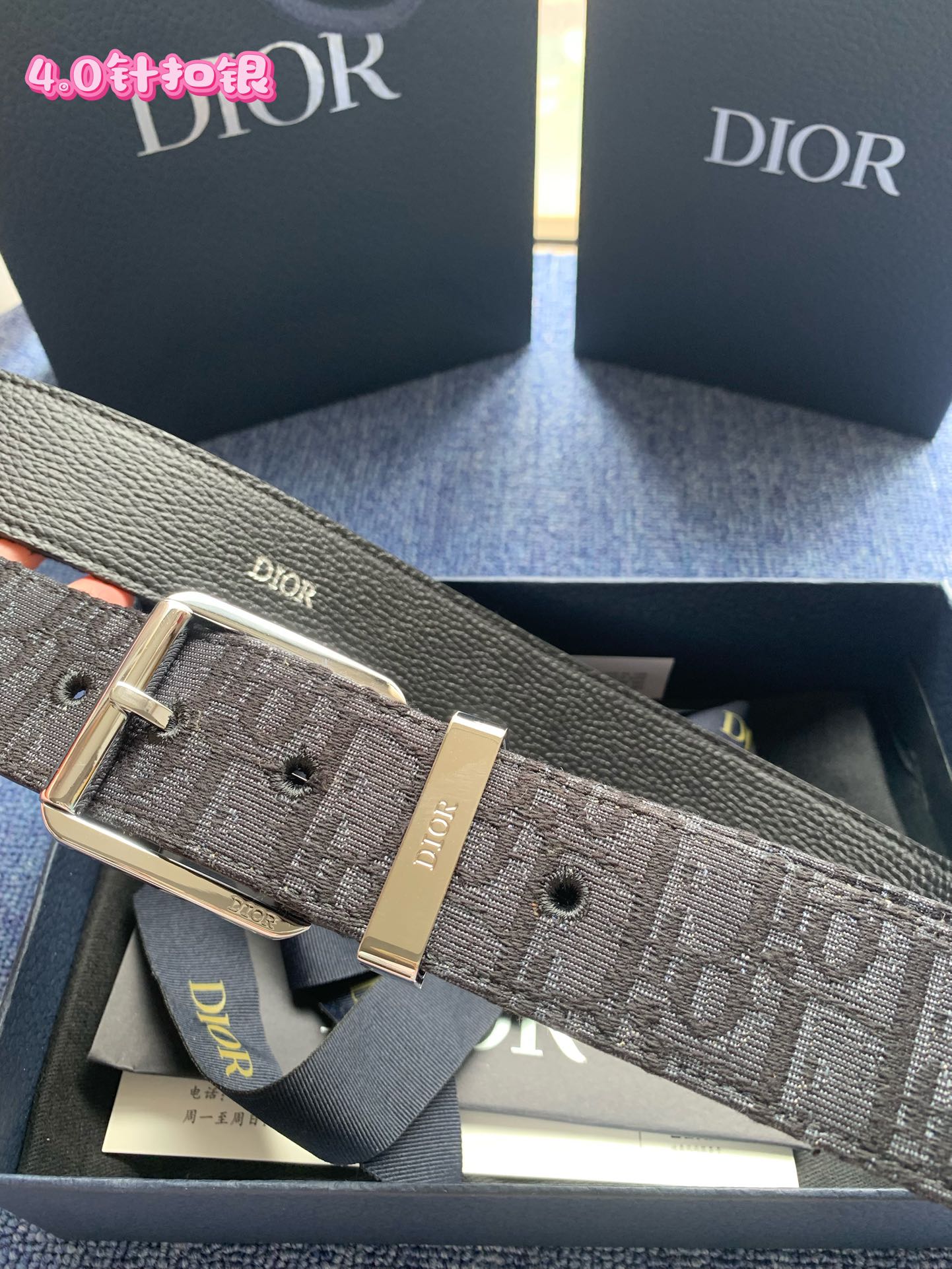 40毫米Dior Oblique Jacquard款式一条兼具优雅与时尚的腰带。黑色的“迪奥尔·奥布里克