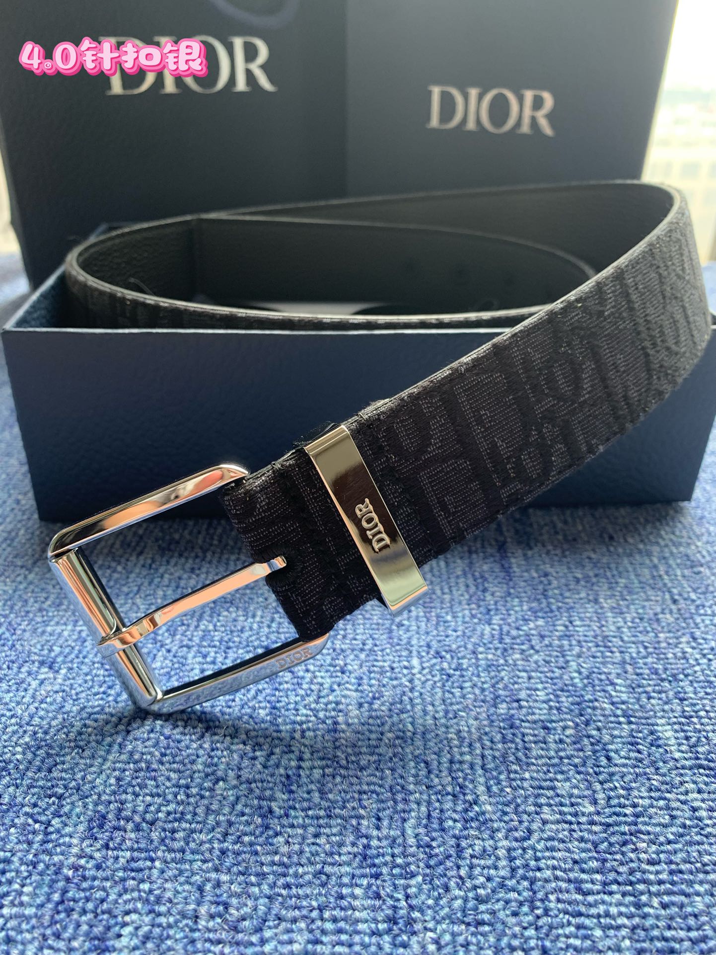 40毫米Dior Oblique Jacquard款式一条兼具优雅与时尚的腰带。黑色的“迪奥尔·奥布里克