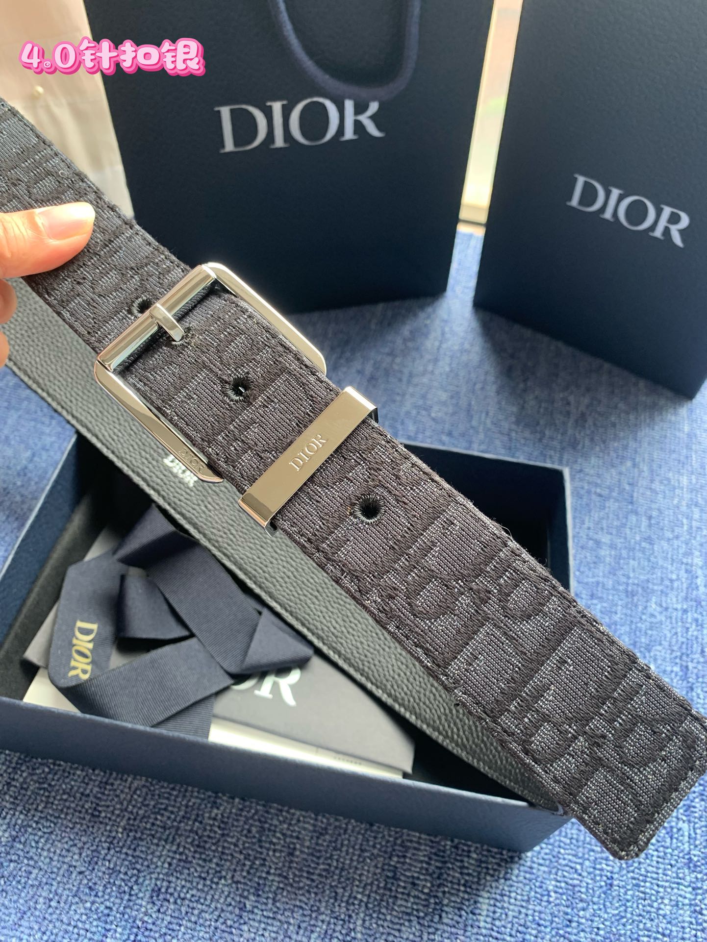 40毫米Dior Oblique Jacquard款式一条兼具优雅与时尚的腰带。黑色的“迪奥尔·奥布里克
