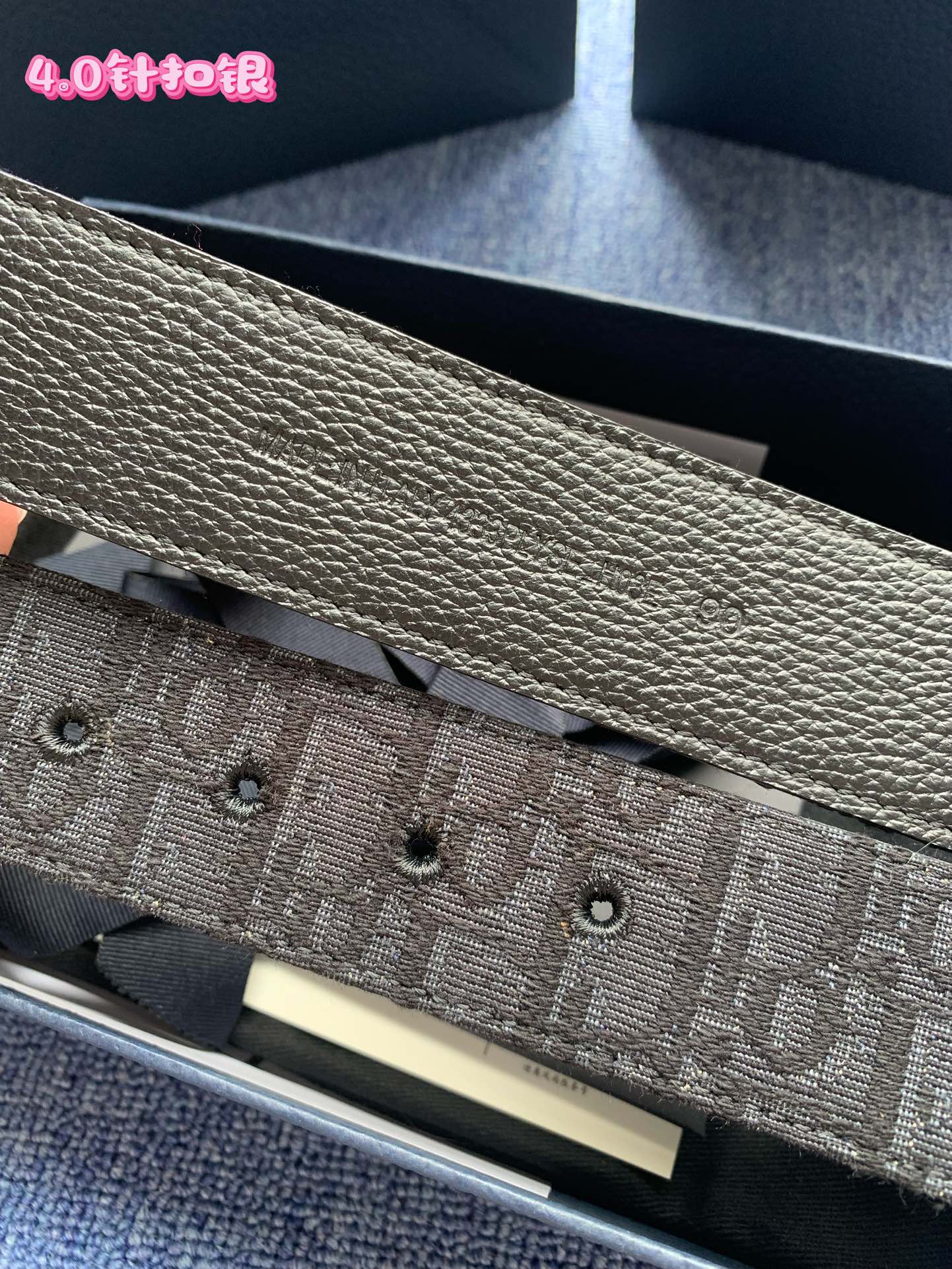 40毫米Dior Oblique Jacquard款式一条兼具优雅与时尚的腰带。黑色的“迪奥尔·奥布里克