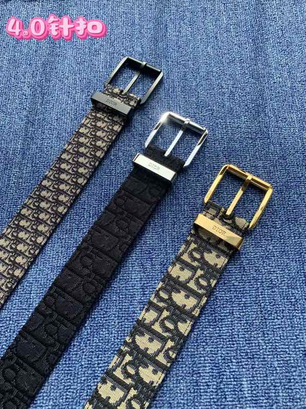 40毫米Dior Oblique Jacquard款式一条兼具优雅与时尚的腰带。黑色的“迪奥尔·奥布里克