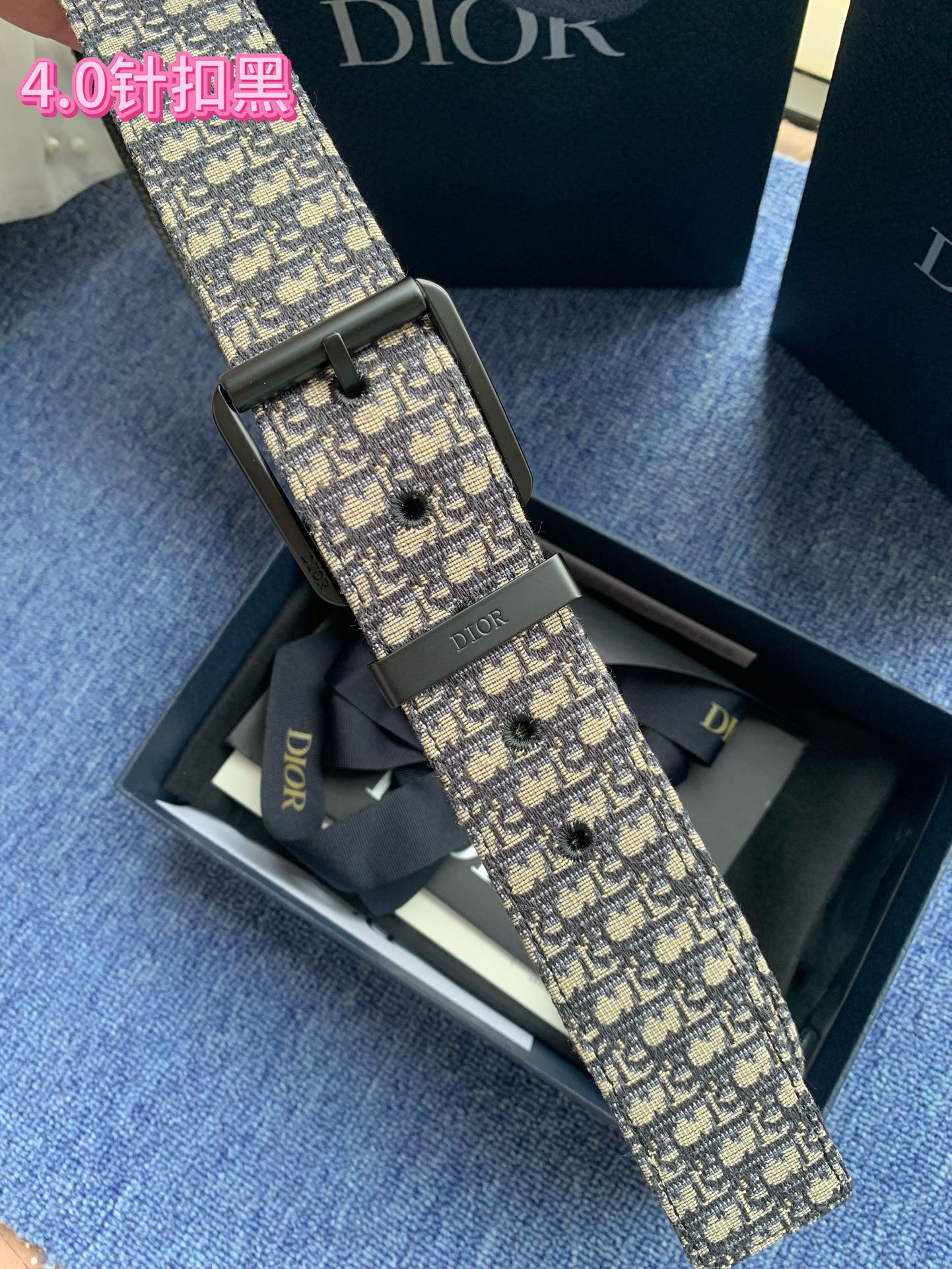 40毫米Dior Oblique Jacquard款式一条兼具优雅与时尚的腰带。蓝色的“迪奥尔·奥布里克