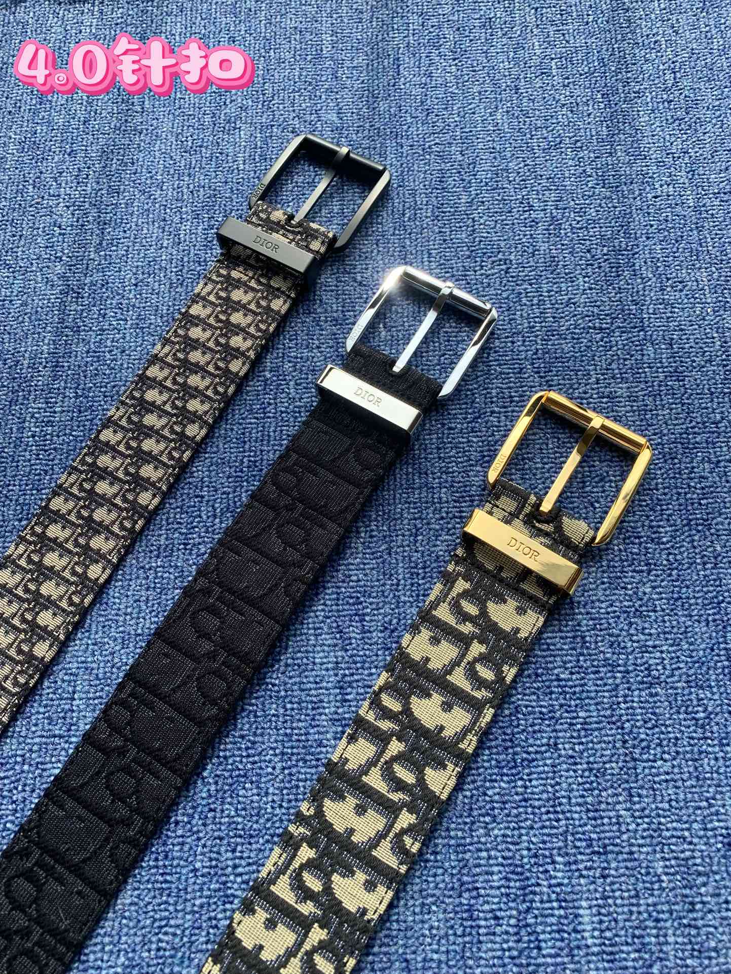 40毫米Dior Oblique Jacquard款式一条兼具优雅与时尚的腰带。蓝色的“迪奥尔·奥布里克