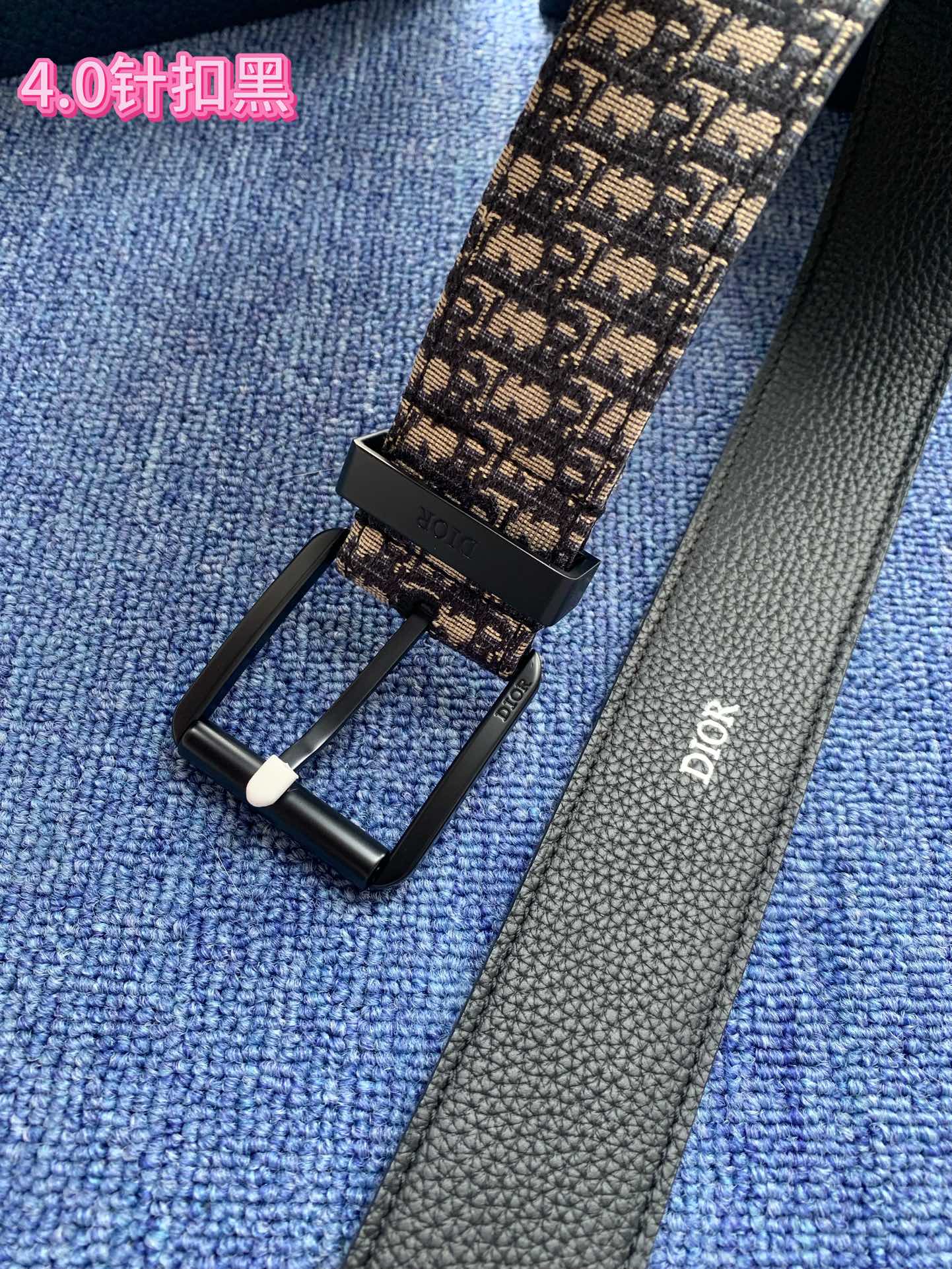 40毫米Dior Oblique Jacquard款式一条兼具优雅与时尚的腰带。蓝色的“迪奥尔·奥布里克