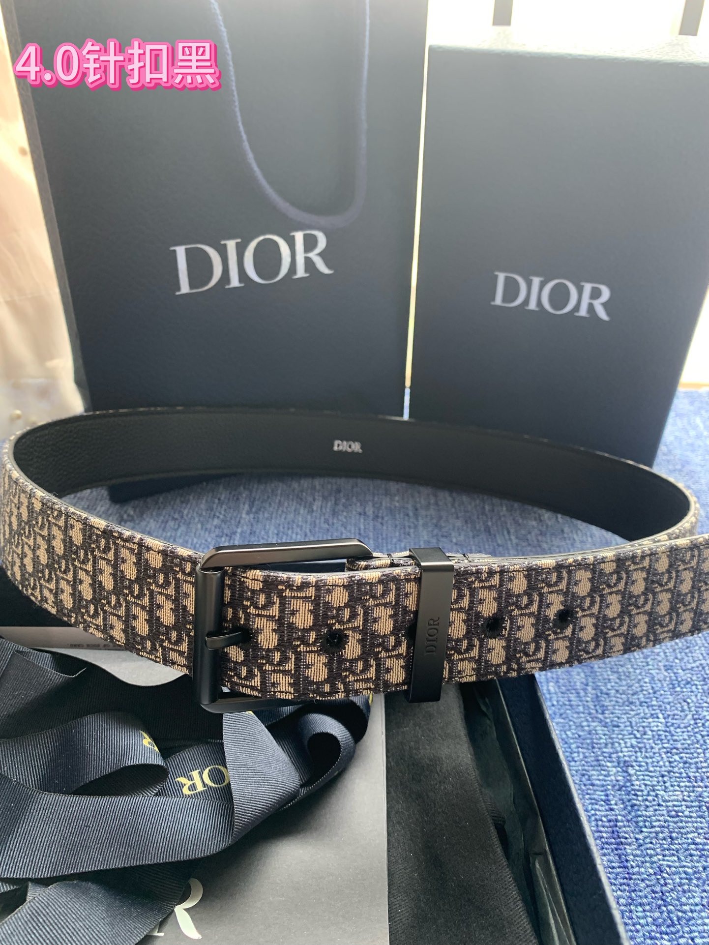 40毫米Dior Oblique Jacquard款式一条兼具优雅与时尚的腰带。蓝色的“迪奥尔·奥布里克